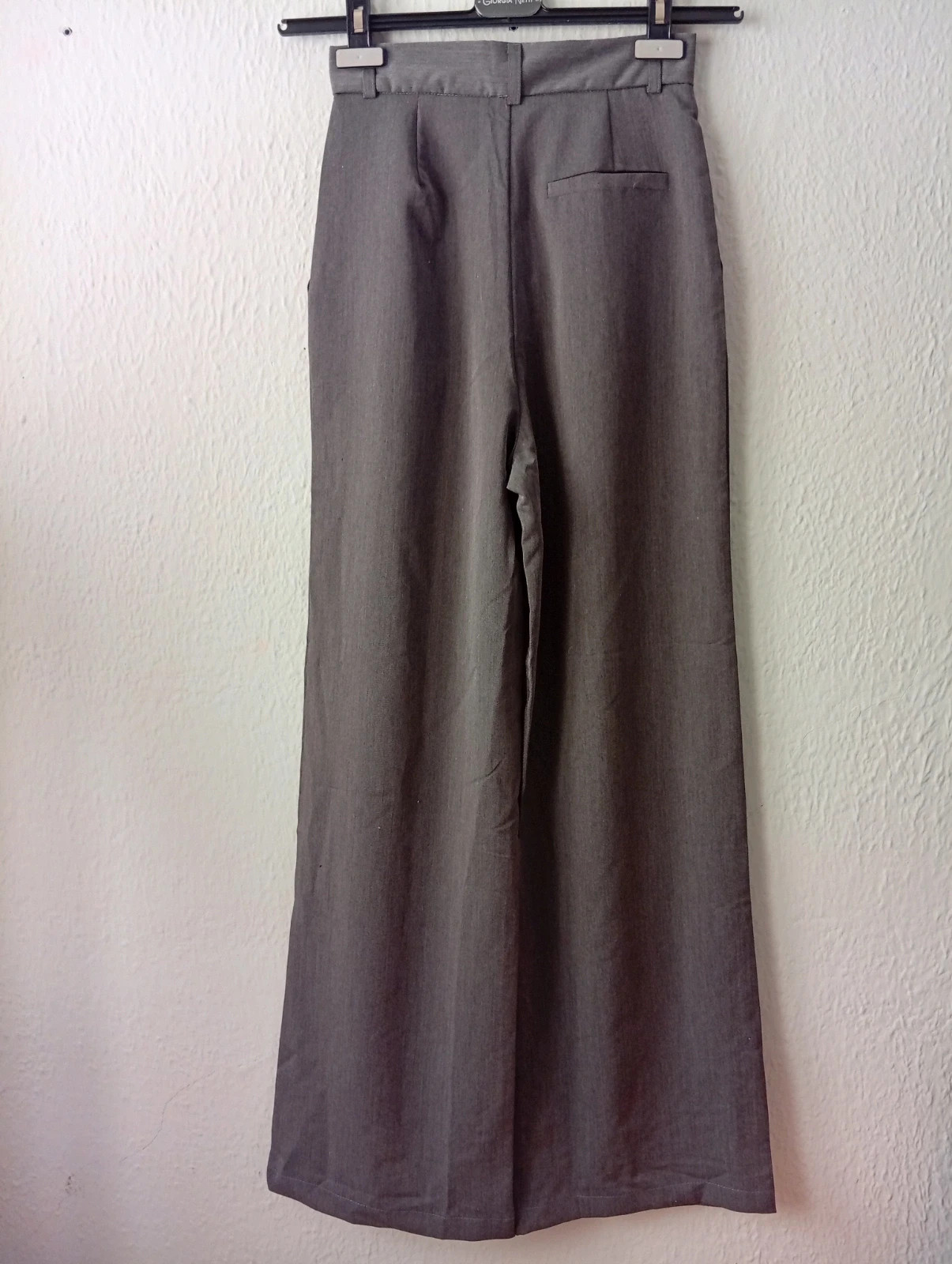 Elegante pantalón de vestir en color gris oscuro, corte amplio y fluido que estiliza la figura. – taille XXXS / 30 / 2 2