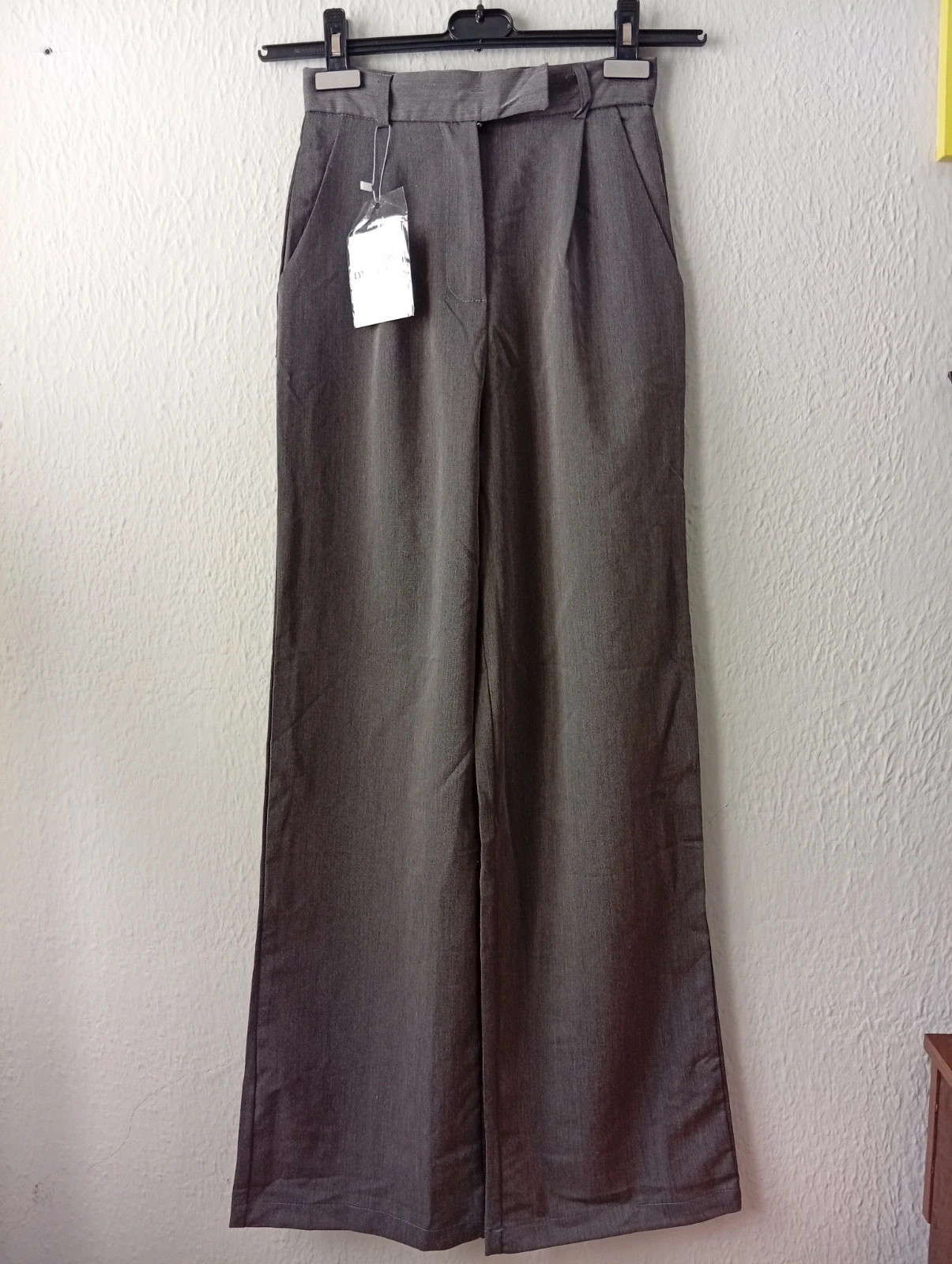 Elegante pantalón de vestir en color gris oscuro, corte amplio y fluido que estiliza la figura. – taille XXXS / 30 / 2