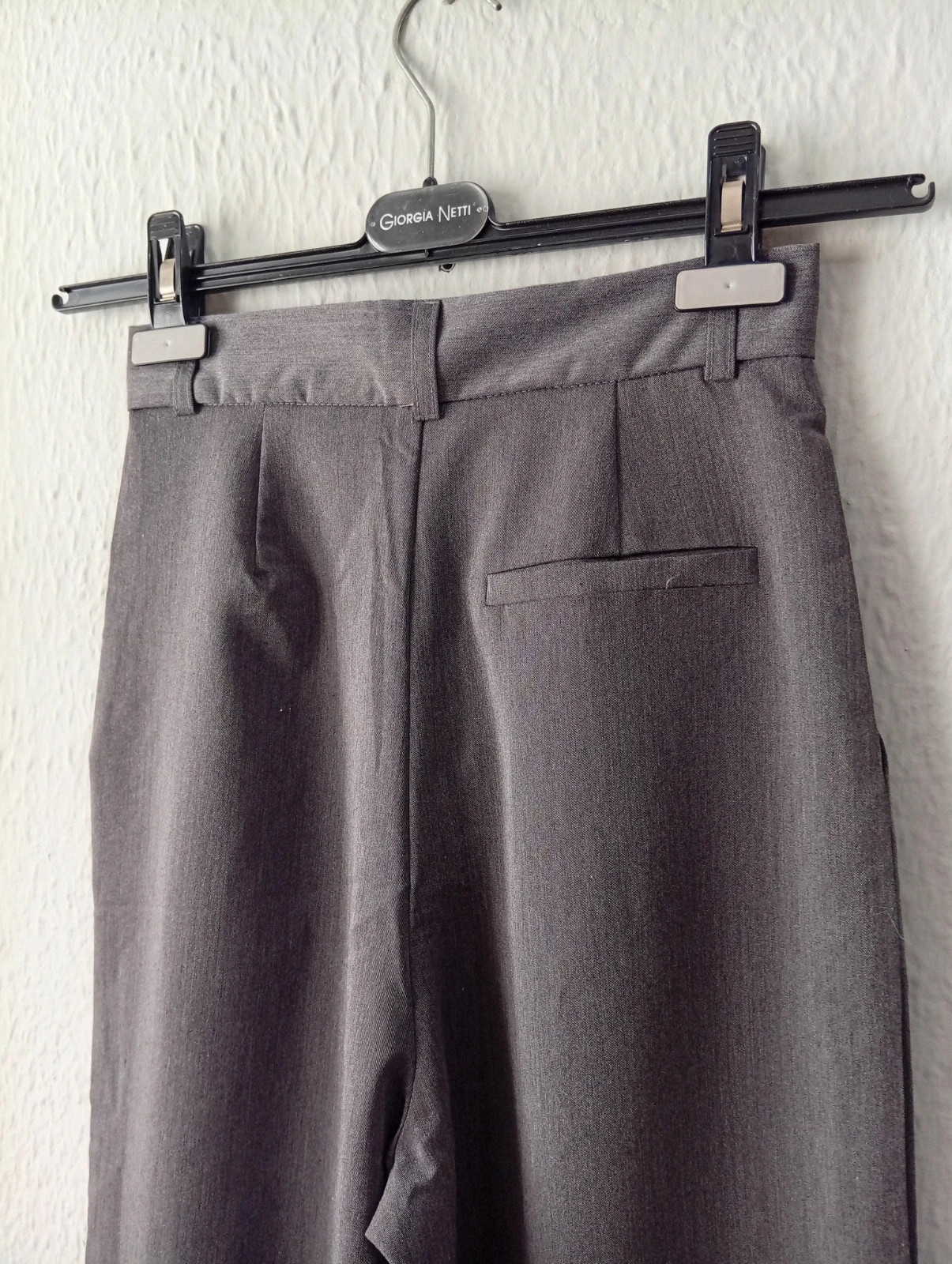 Elegante pantalón de vestir en color gris oscuro, corte amplio y fluido que estiliza la figura. – taille XXXS / 30 / 2 4