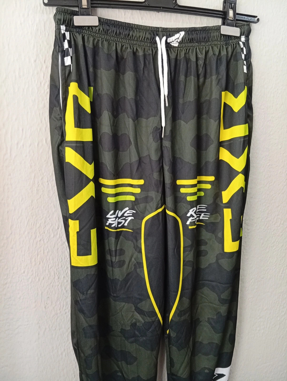 Camouflage sports pants size M Perfect for sports or casual wear – taille M 3