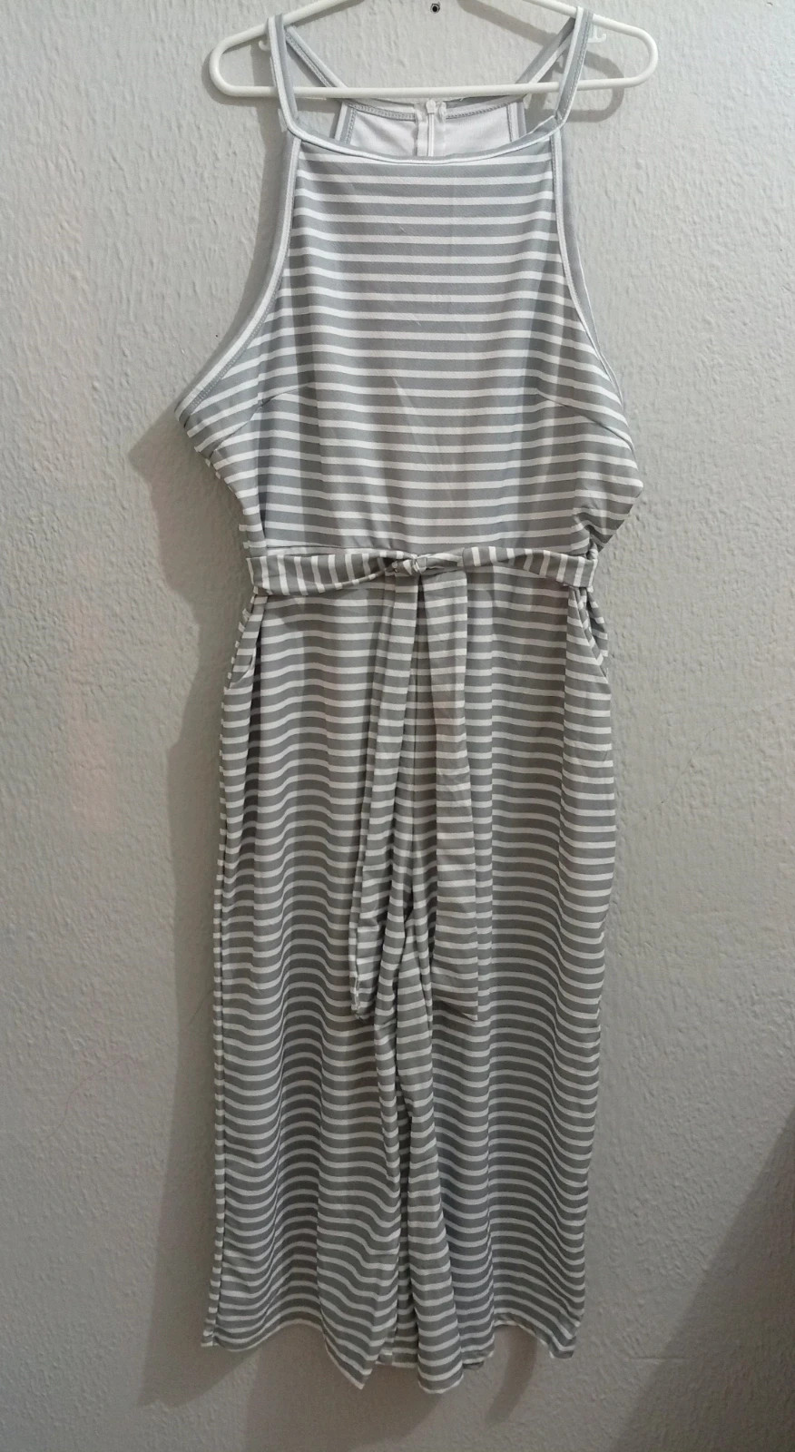 Mono sin mangas, con bolsillos laterales y cinturón ajustable en la cintura. Size XL.