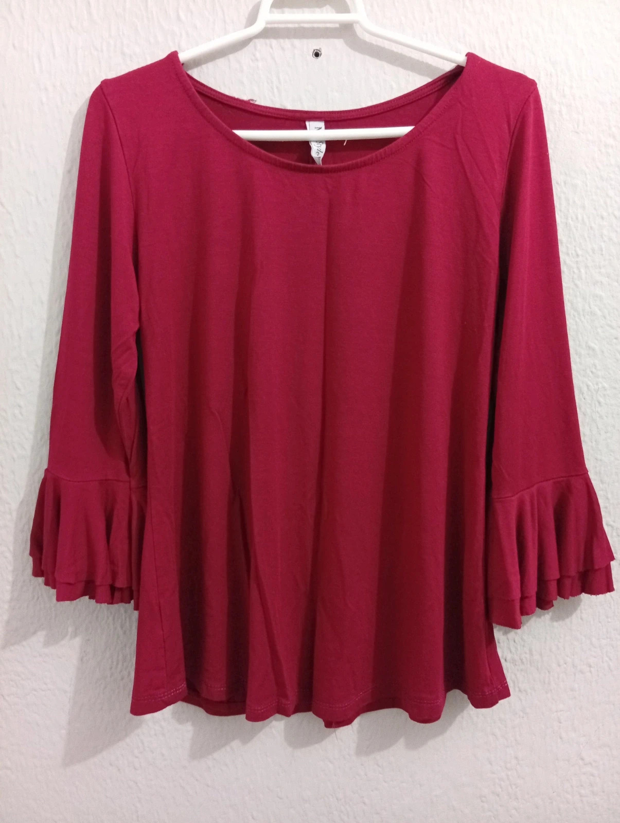 Burgundy blouse Features three-quarter bell sleeves and a round neckline. – My Style – taille M / 38 / 10 2