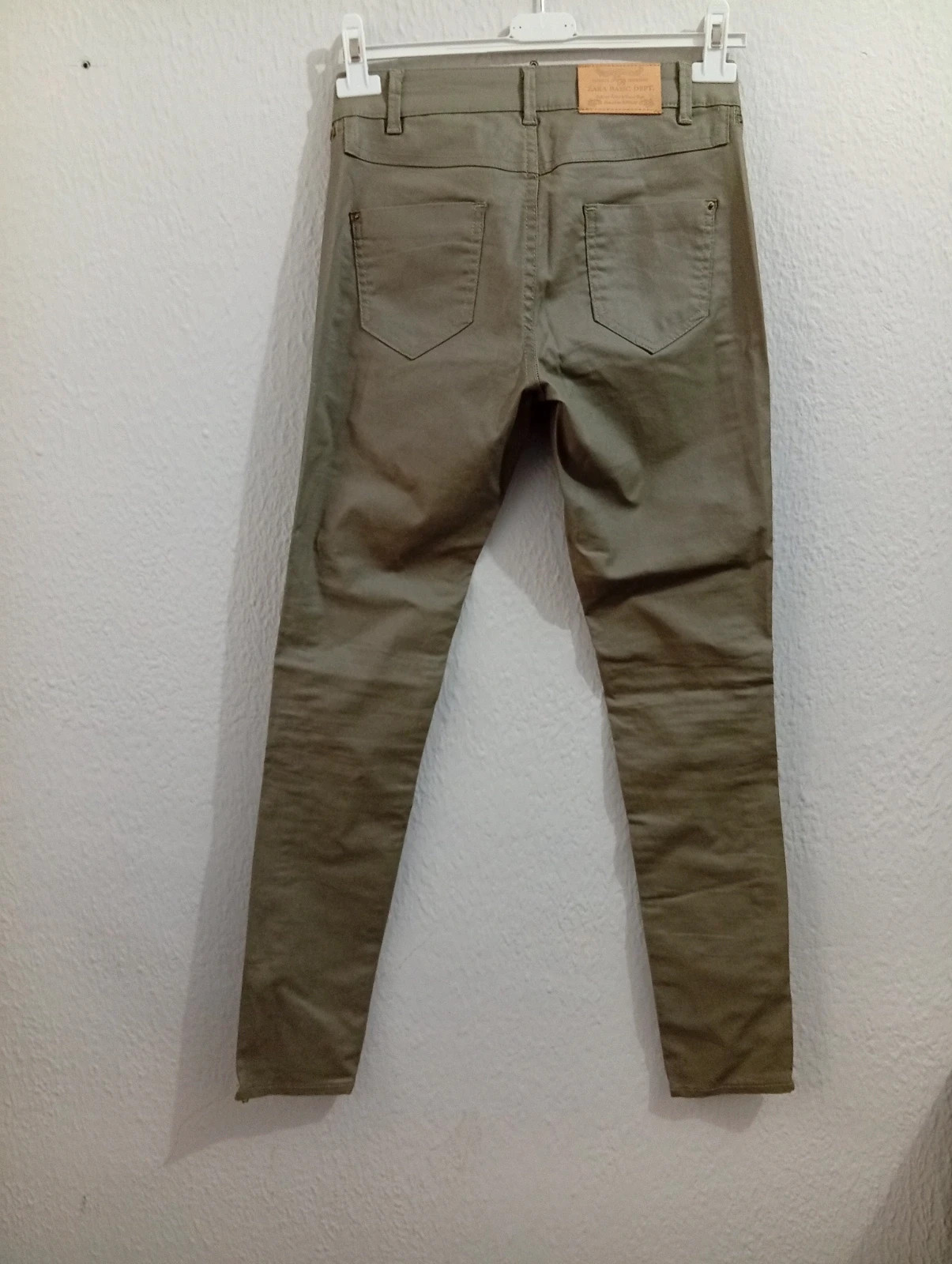 Pantalón femenino de corte slim, looks casuales o urbanos. Color verde/caqui muy combinable talla S. – Zara – taille S / 36 / 8 2