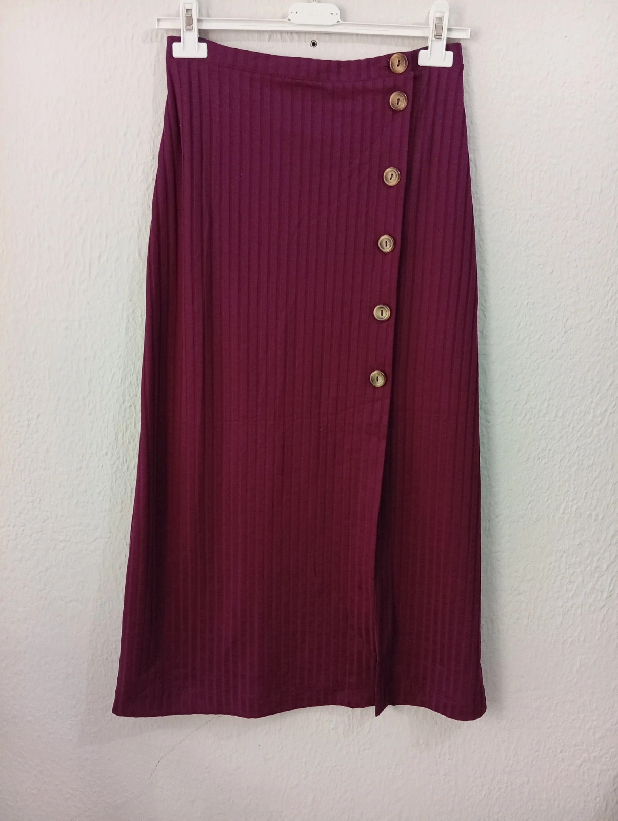 Ribbed midi skirt in burgundy from Amichi Collection. Size S.