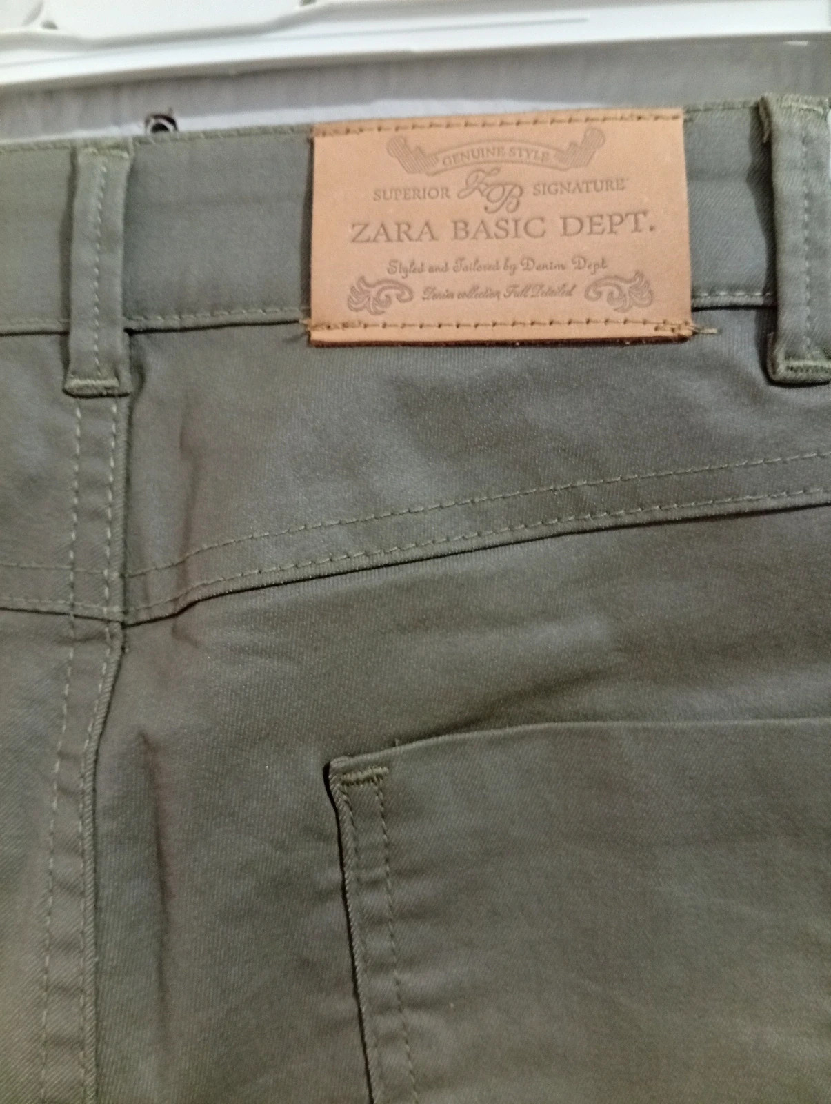 Pantalón femenino de corte slim, looks casuales o urbanos. Color verde/caqui muy combinable talla S. – Zara – taille S / 36 / 8 3