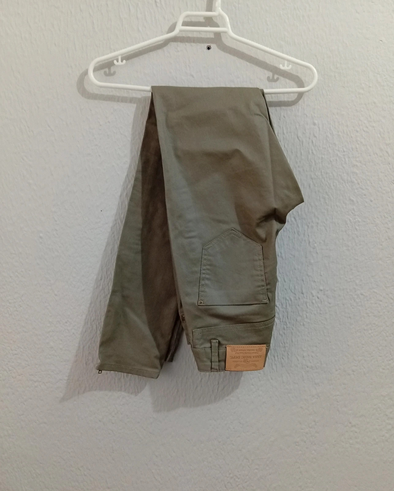 Pantalón femenino de corte slim, looks casuales o urbanos. Color verde/caqui muy combinable talla S. – Zara – taille S / 36 / 8 4