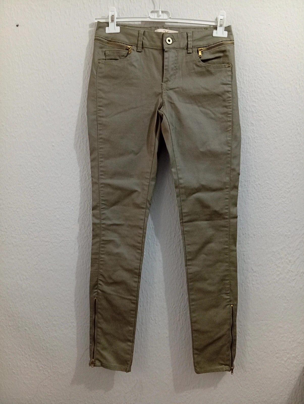 Pantalón femenino de corte slim, looks casuales o urbanos. Color verde/caqui muy combinable talla S. – Zara – taille S / 36 / 8