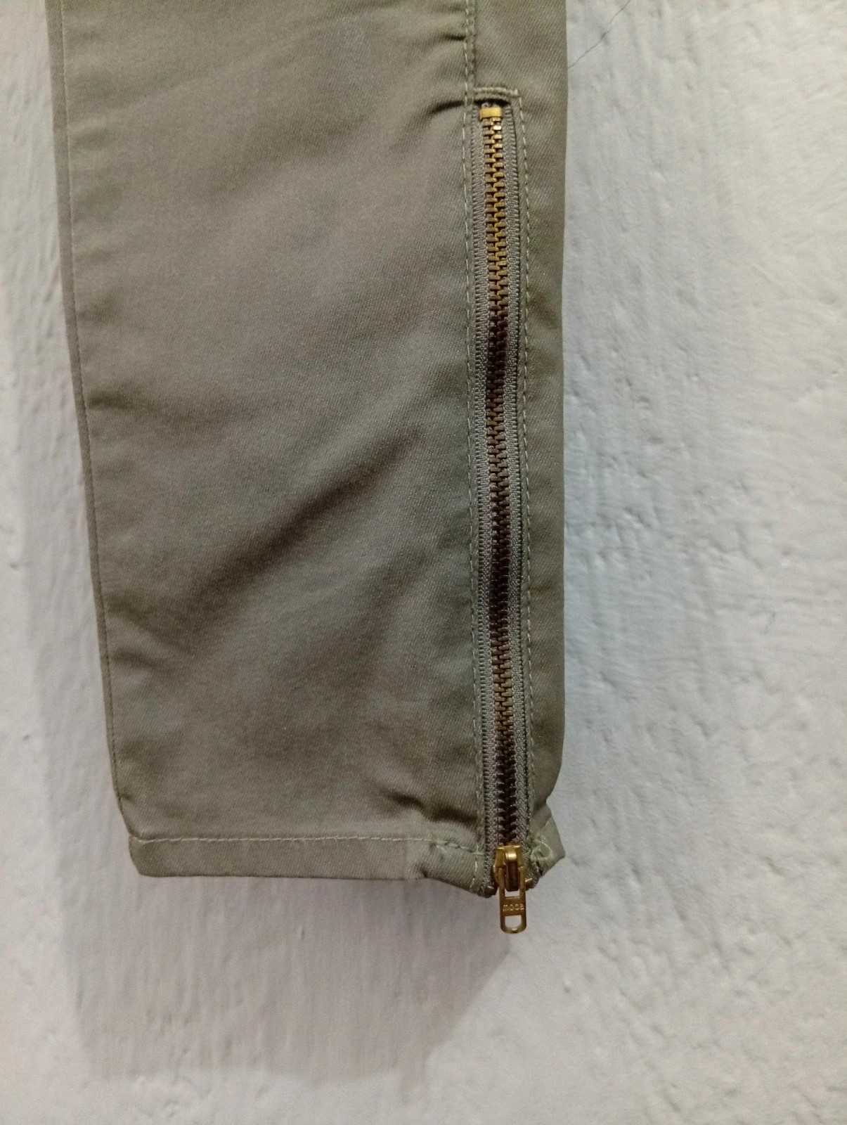 Pantalón femenino de corte slim, looks casuales o urbanos. Color verde/caqui muy combinable talla S. – Zara – taille S / 36 / 8 5