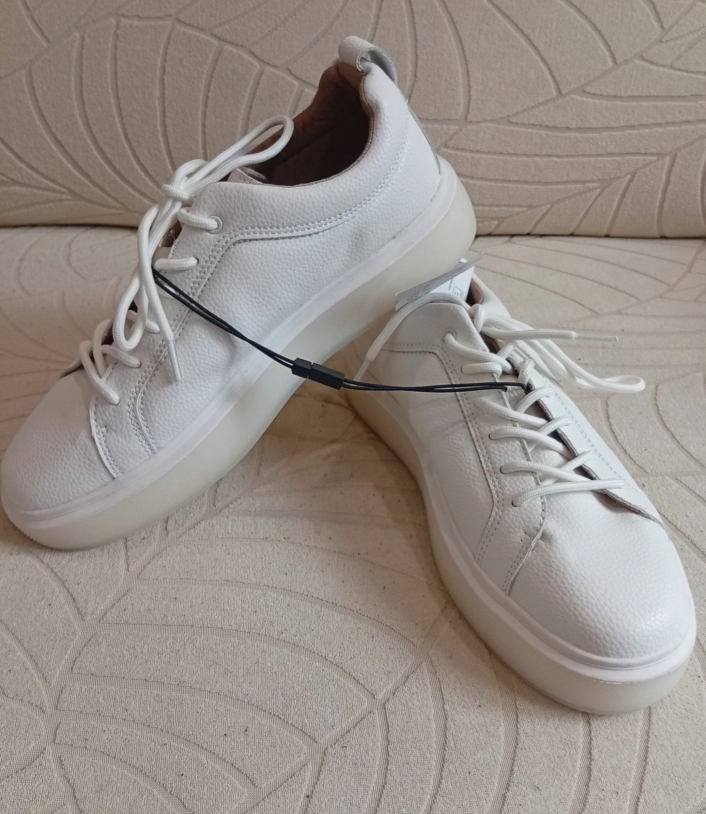 White women’s sneakers, Size 40 EU, Clean and minimalist design – Mohito – taille 40 3