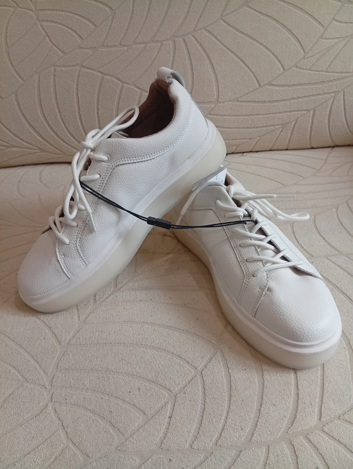 White women’s sneakers, Size 40 EU, Clean and minimalist design – Mohito – taille 40 2