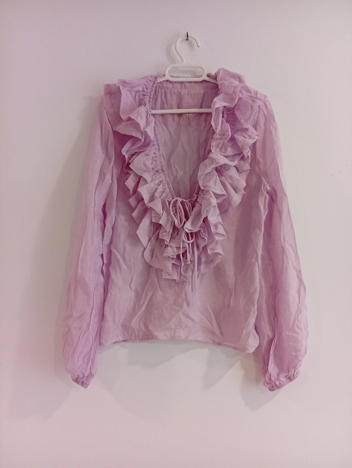 Blusa ligera lila con volantes, tejido suave estilo boho femenina.