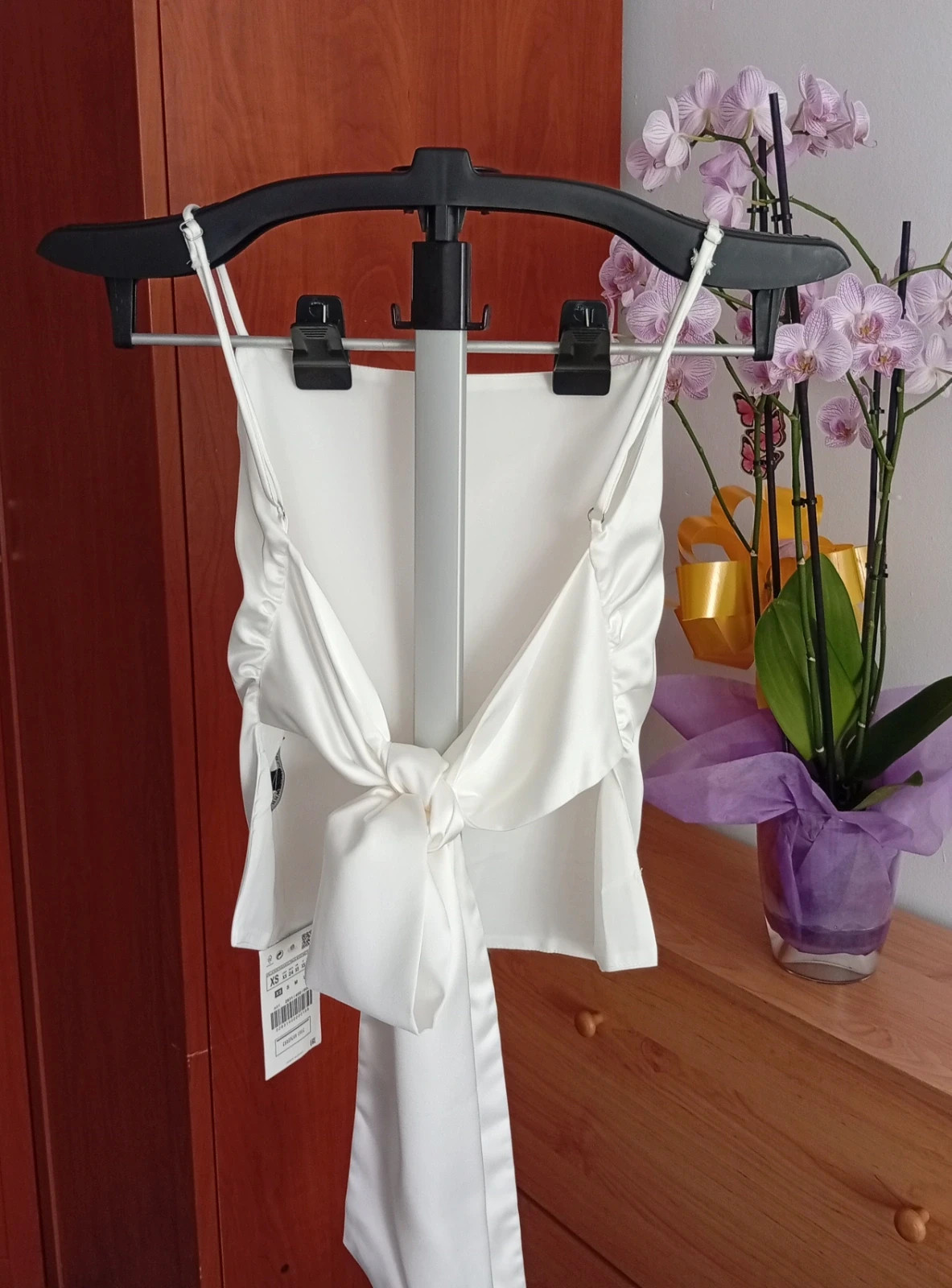 Light cream satin camisole top, size XS. spaghetti straps and beautiful tie-back bow detail. – Local – taille XS / 34 / 6 2
