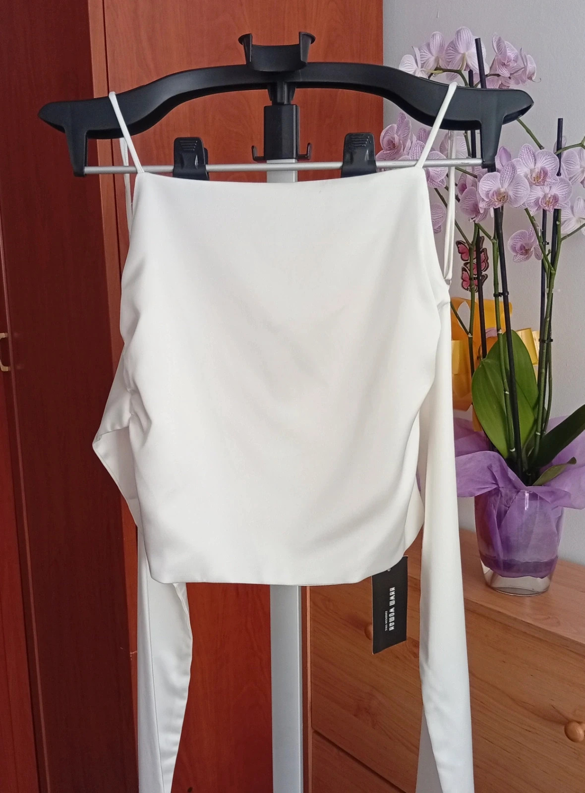 Light cream satin camisole top, size XS. spaghetti straps and beautiful tie-back bow detail. – Local – taille XS / 34 / 6 3