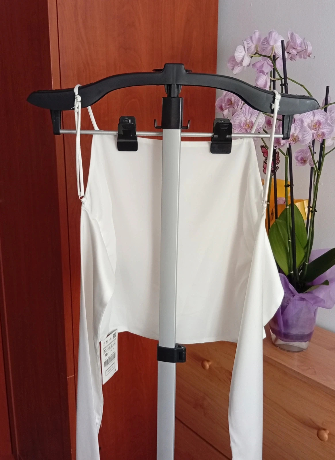 Light cream satin camisole top, size XS. spaghetti straps and beautiful tie-back bow detail. – Local – taille XS / 34 / 6 4