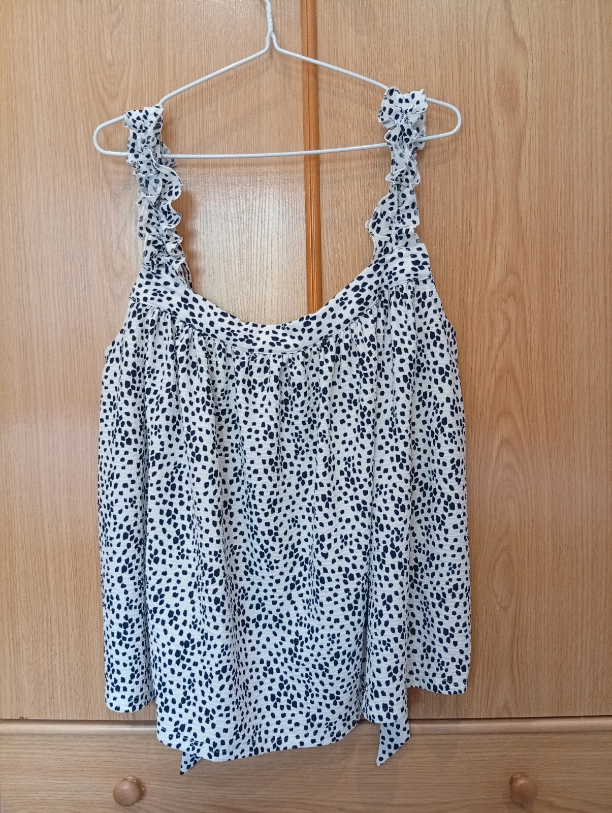 Beautiful Dorothy Perkins top in XL.Black and white animal print