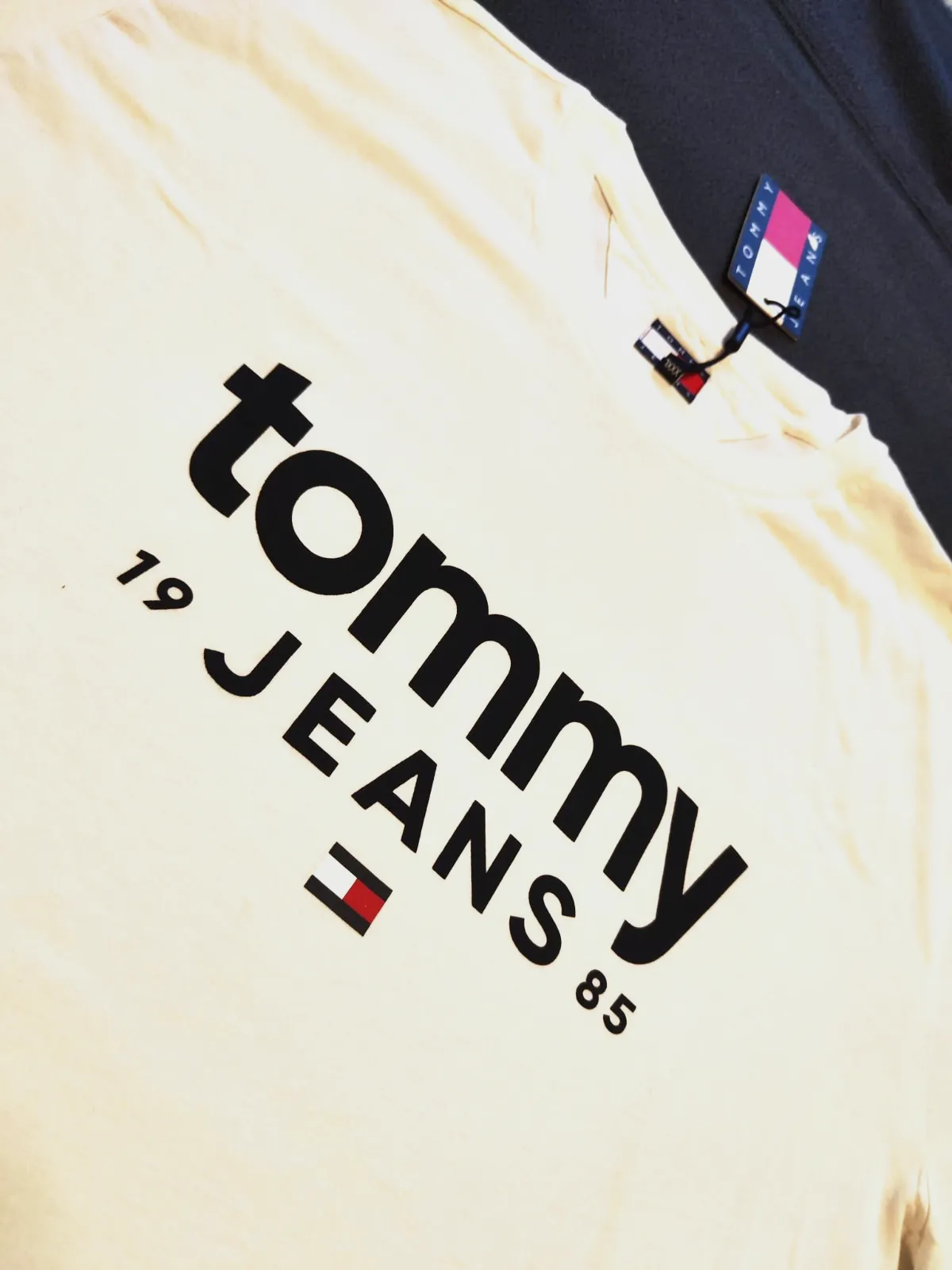 T-shirt blanc Tommy Jeans 1985 imprimé – Tommy Jeans – taille 3XL 2