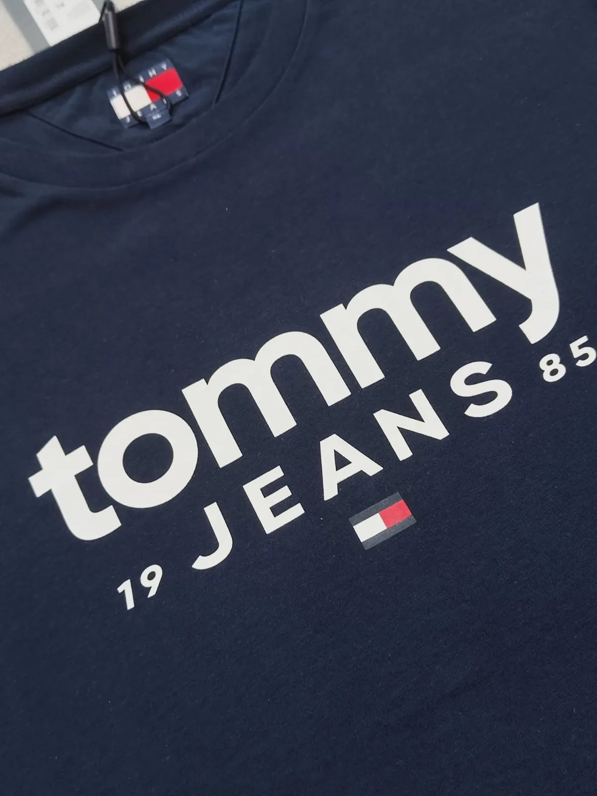 T-shirt Tommy Jeans Bleu Marine Imprimé Logo – Tommy Jeans – taille S 2