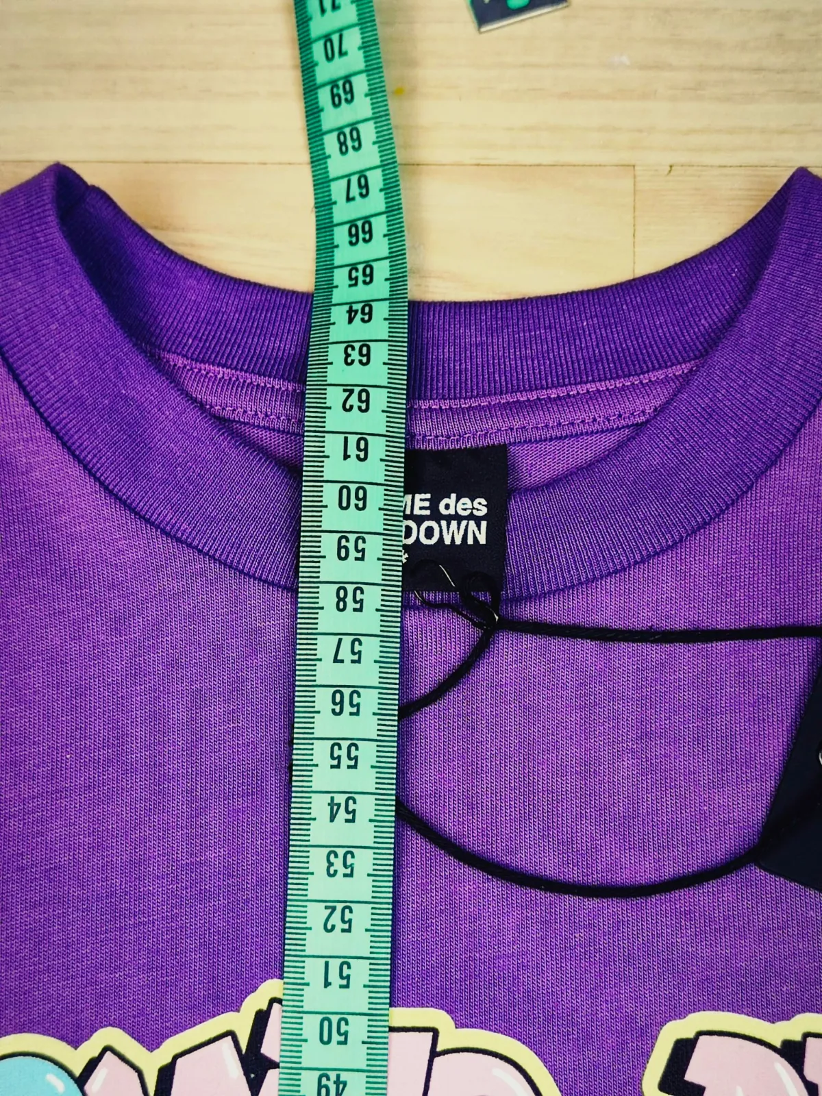 T-shirt Comme des Fuckdown violet imprimé graffiti – Comme des Fuckdown – taille S 7