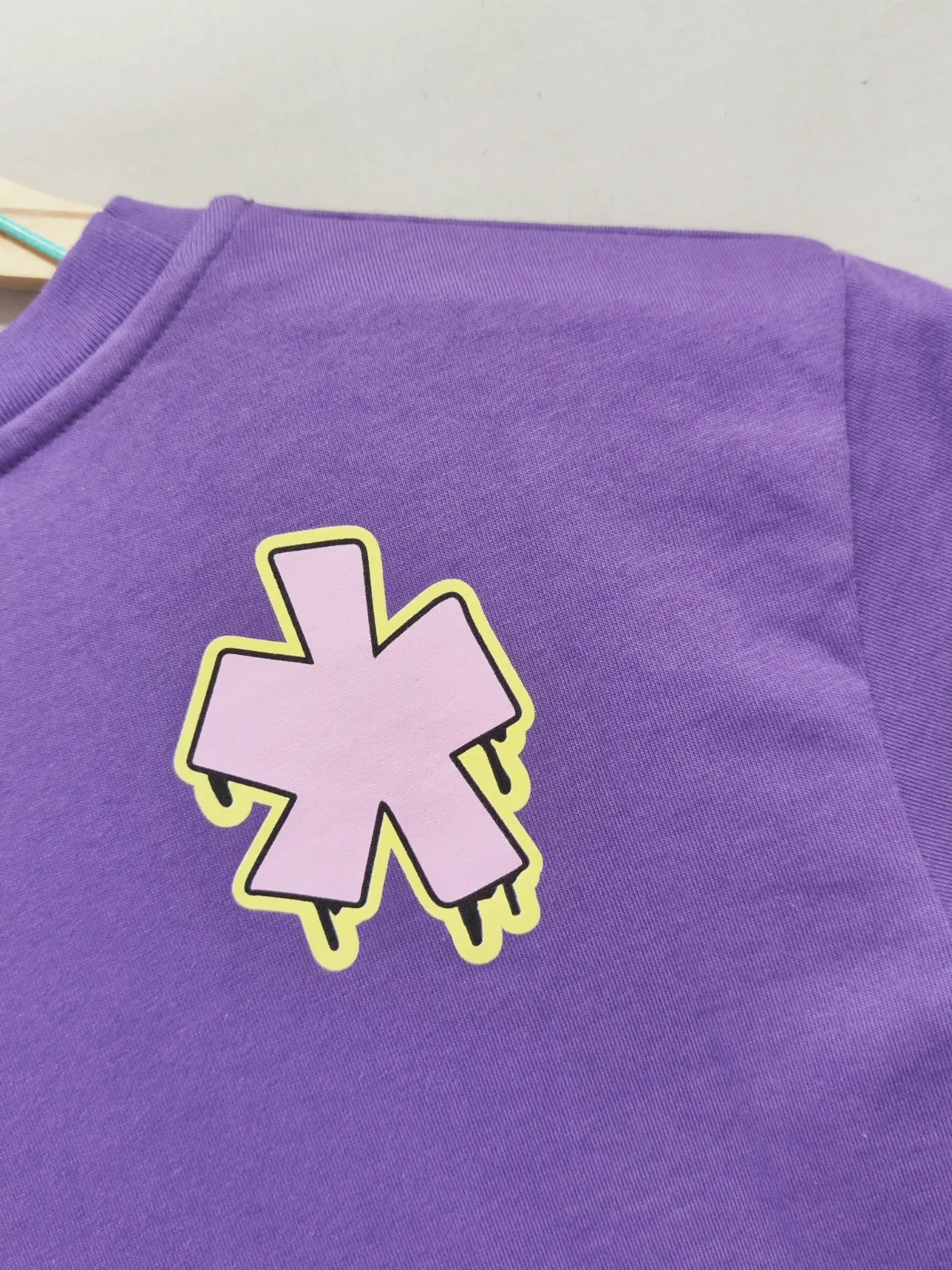 T-shirt violet Comme des Fuckdown imprimé graffiti – Comme des Fuckdown – taille XS 4