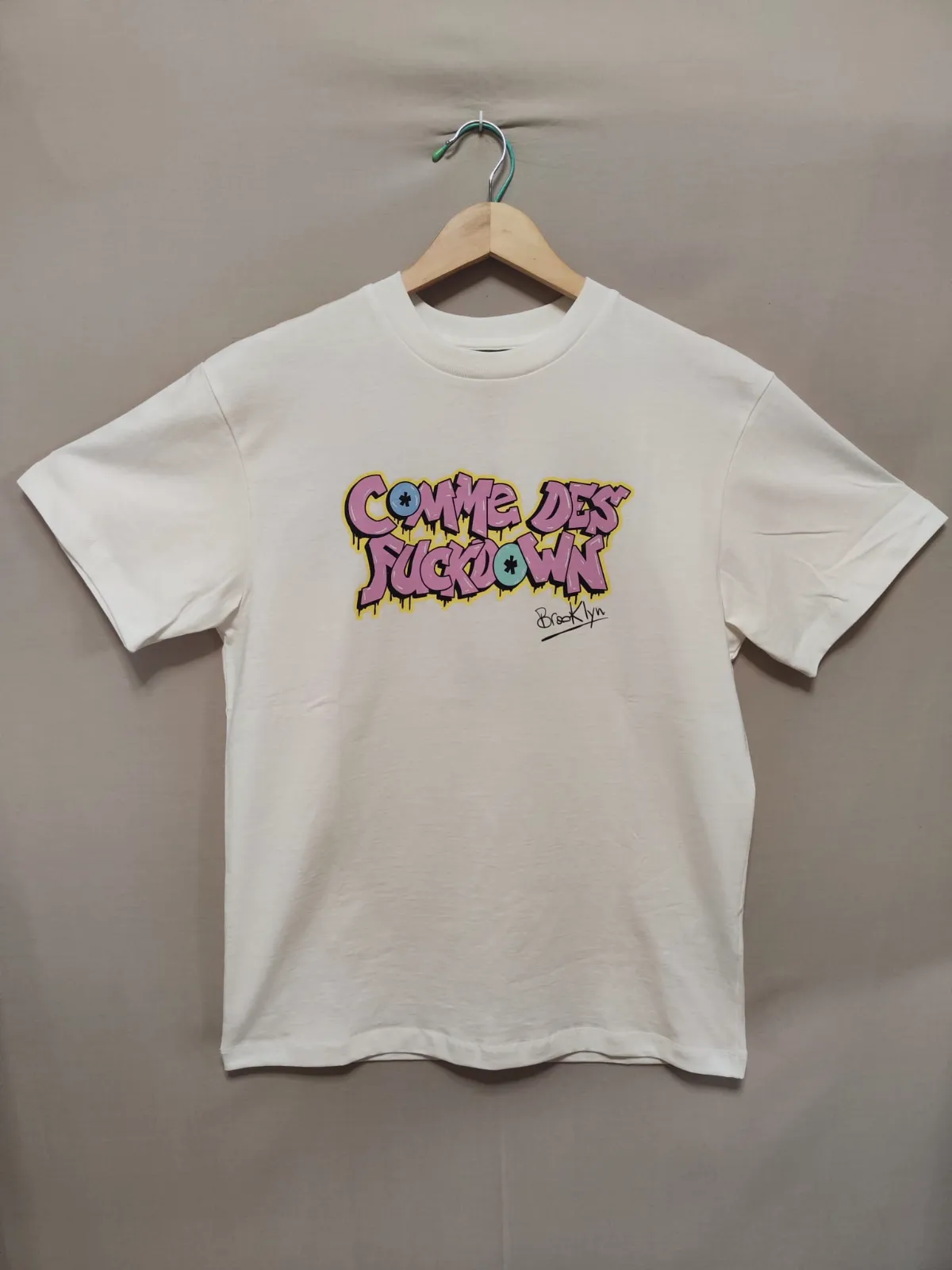 T-shirt blanc Comme des Fuckdown imprimé graffiti