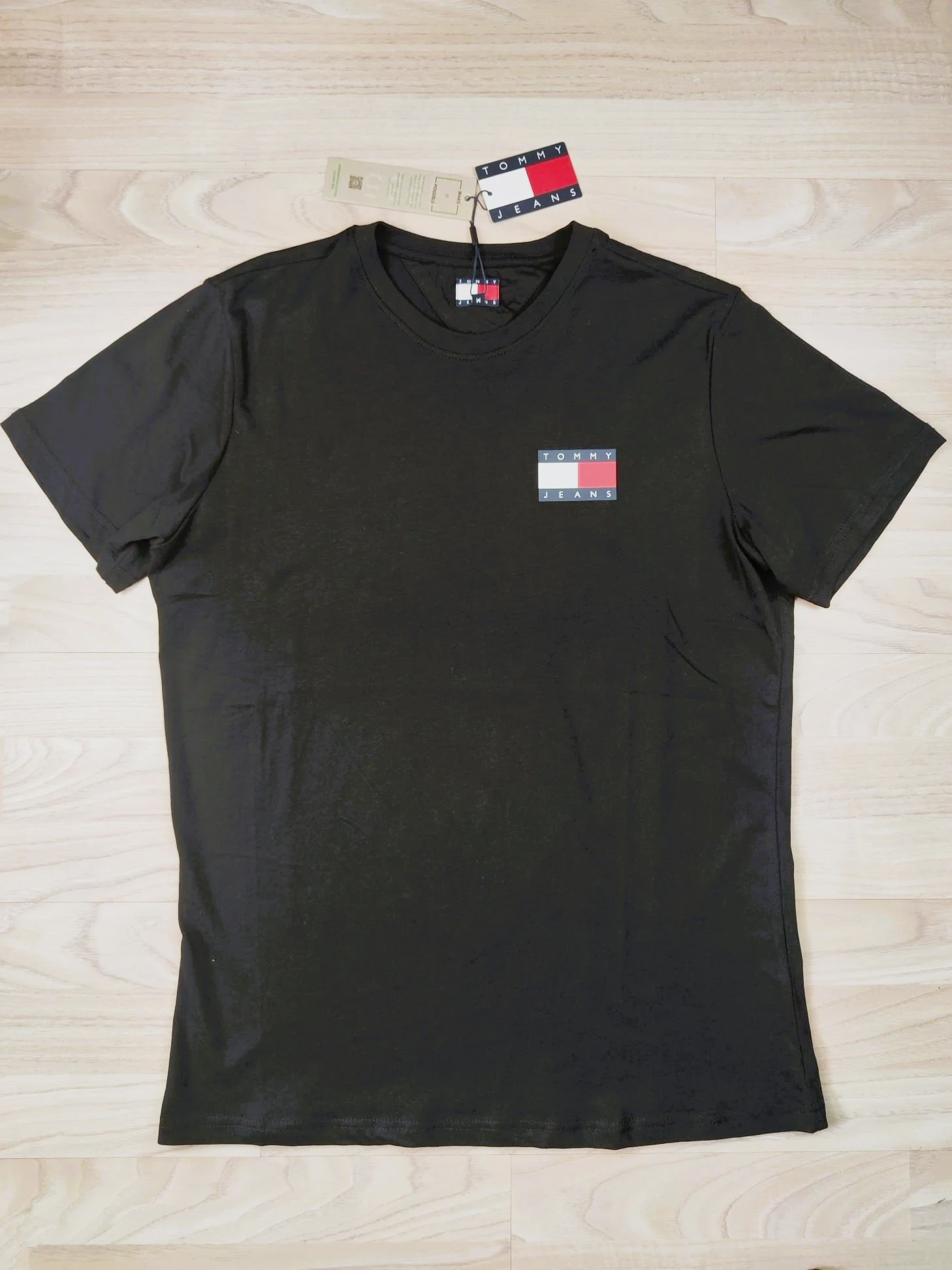 T-shirt noir Tommy Jeans avec étiquette