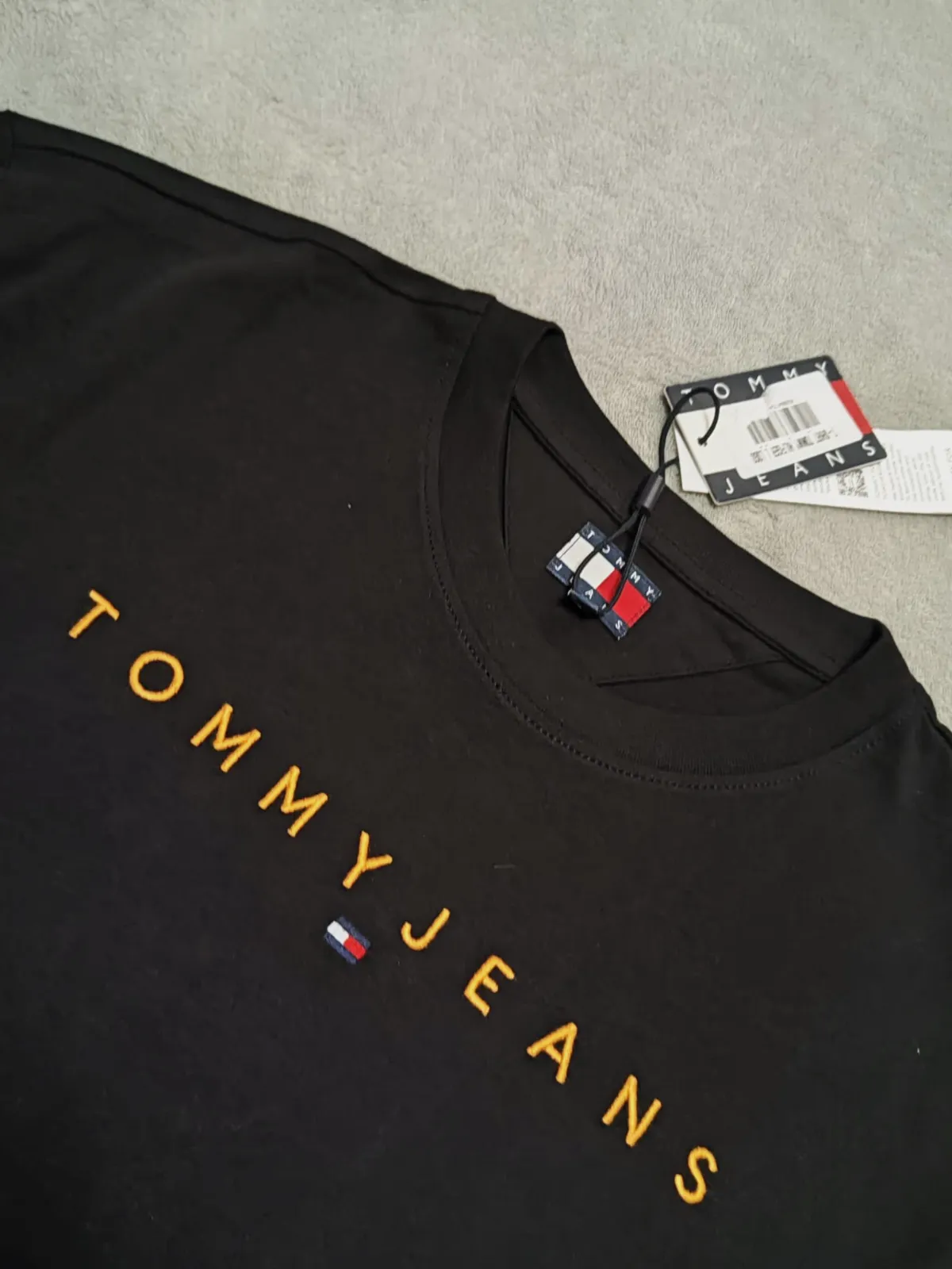 T-shirt Tommy Jeans noir avec logo brodé – Tommy Jeans – taille L 2