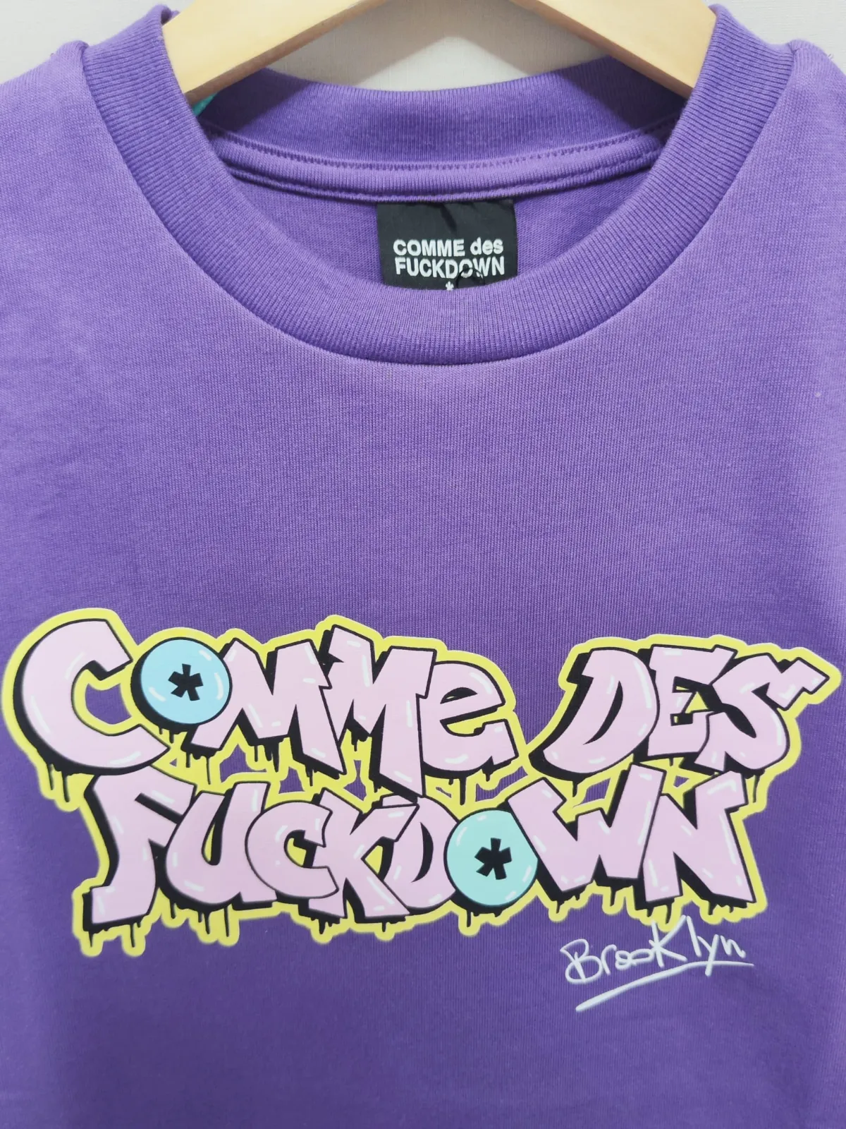 T-shirt violet Comme des Fuckdown imprimé graffiti – Comme des Fuckdown – taille XS 3