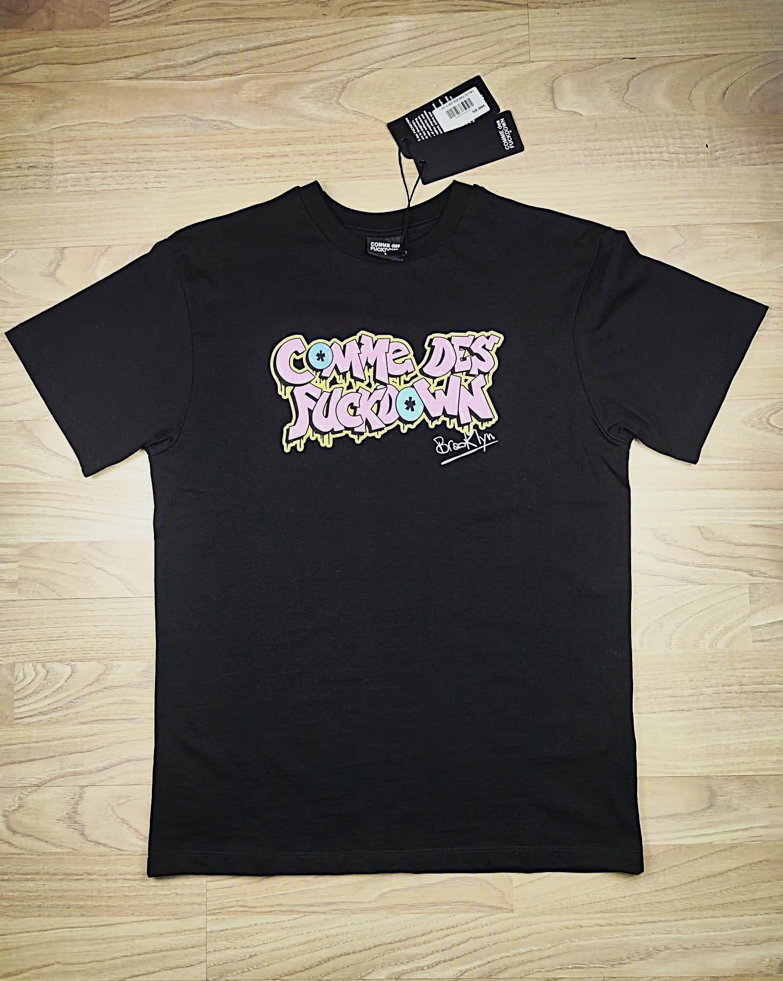 T-shirt Comme des Fuckdown noir imprimé graffiti