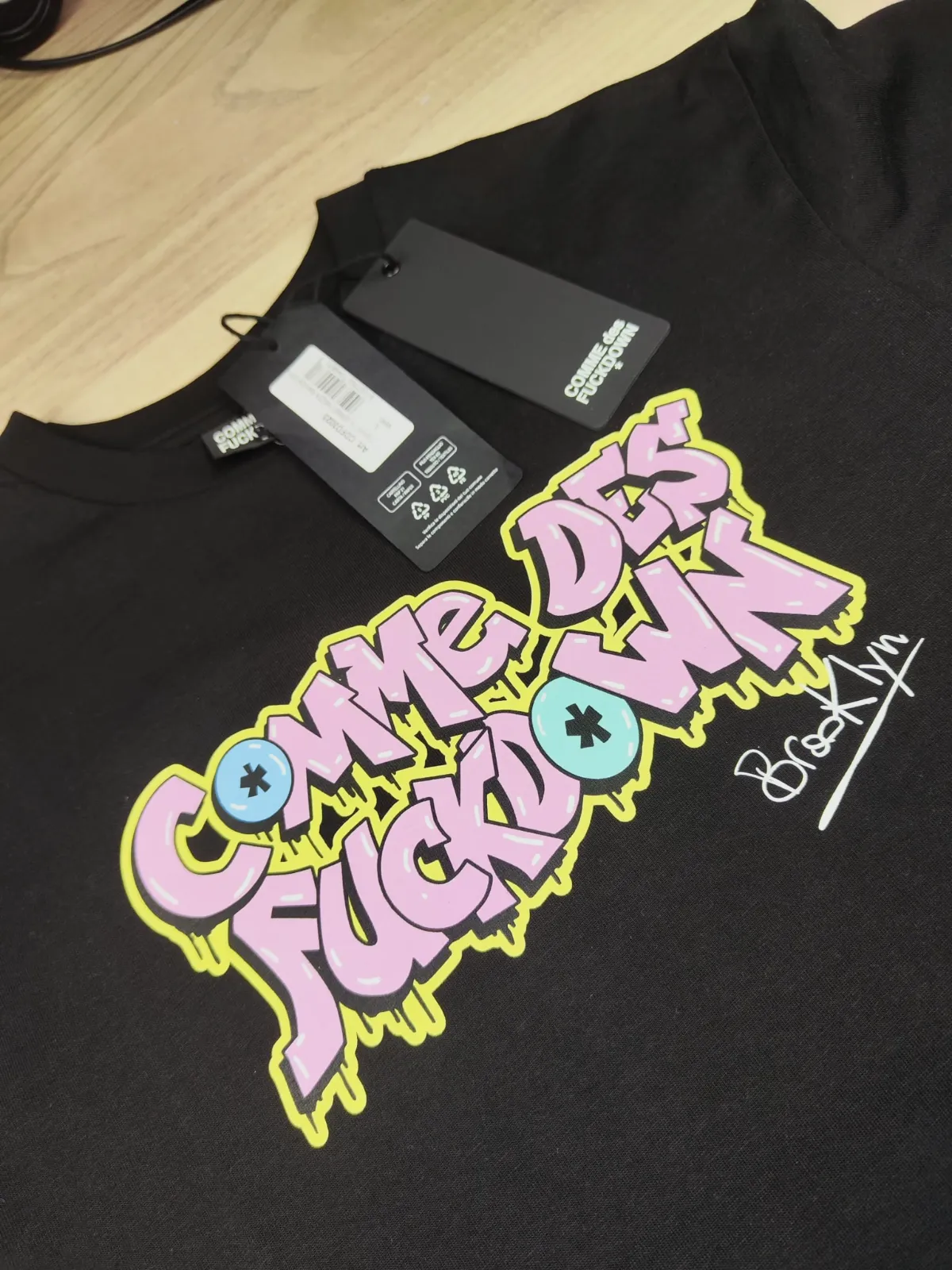 T-shirt Comme des Fuckdown noir imprimé graffiti – Comme des Fuckdown – taille L 2