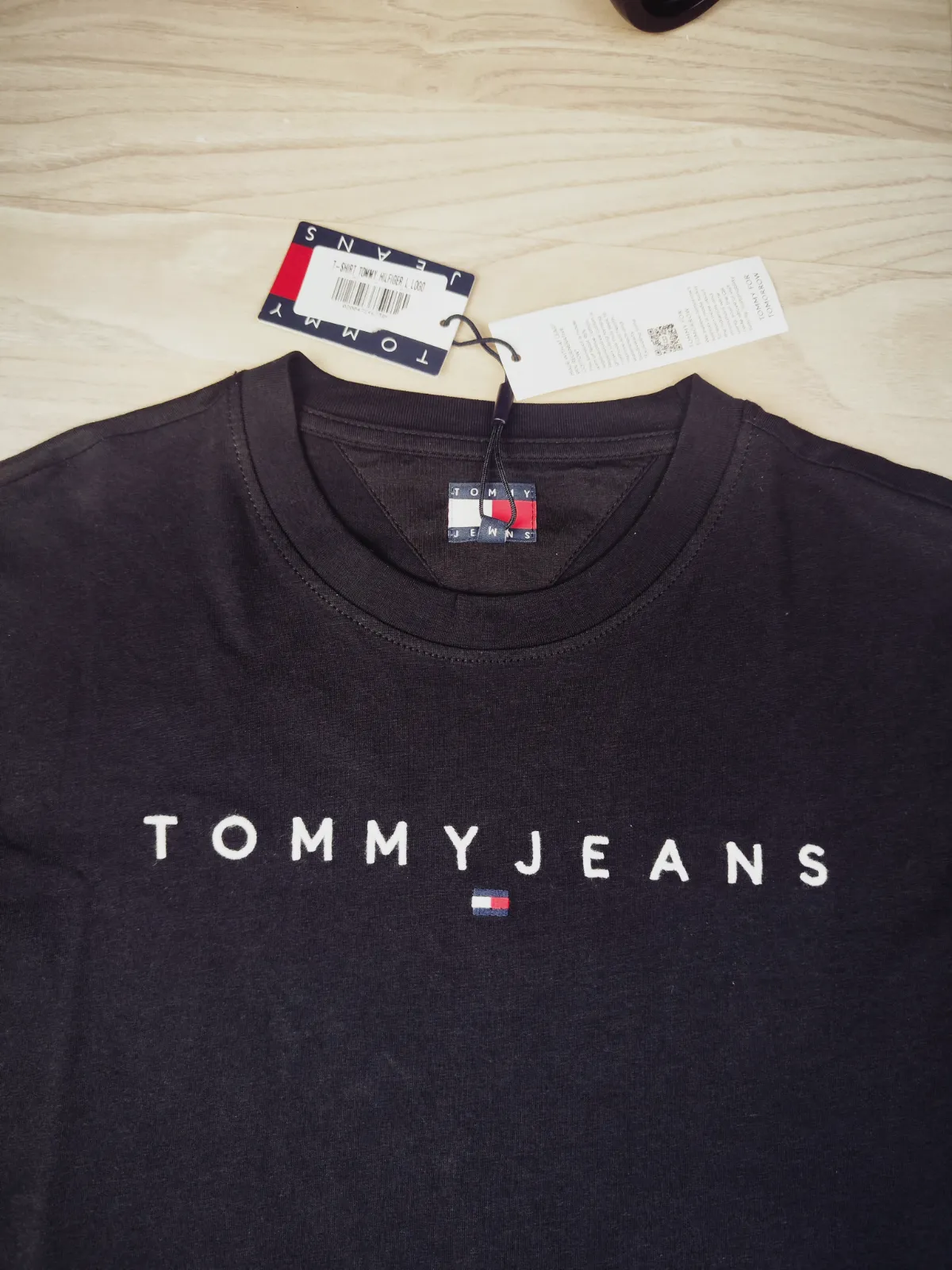 T-shirt Tommy Hilfiger noir brodé taille M – Tommy Hilfiger – taille M 2