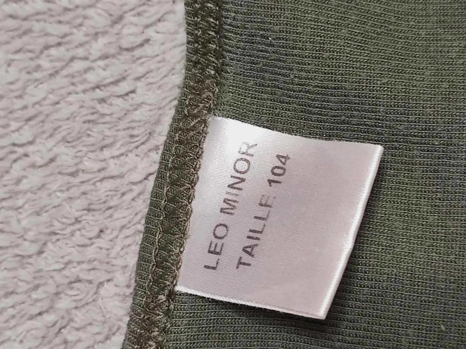 T-shirt vert kaki Leo Minor taille 104 – Leo Minor – taille L 3