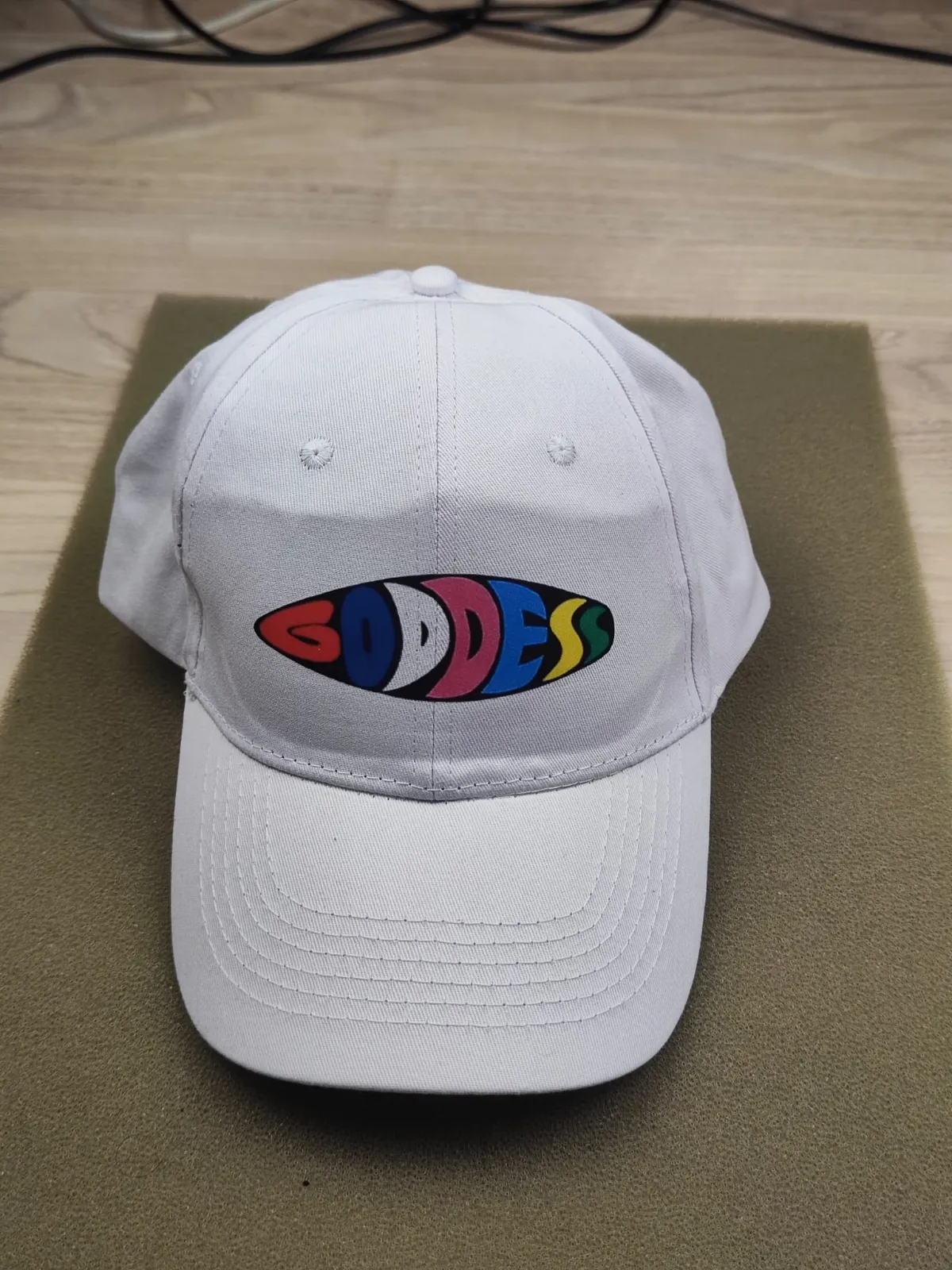 Casquette blanche avec imprimé multicolore Goddess – Piccolio – taille Taille unique 2