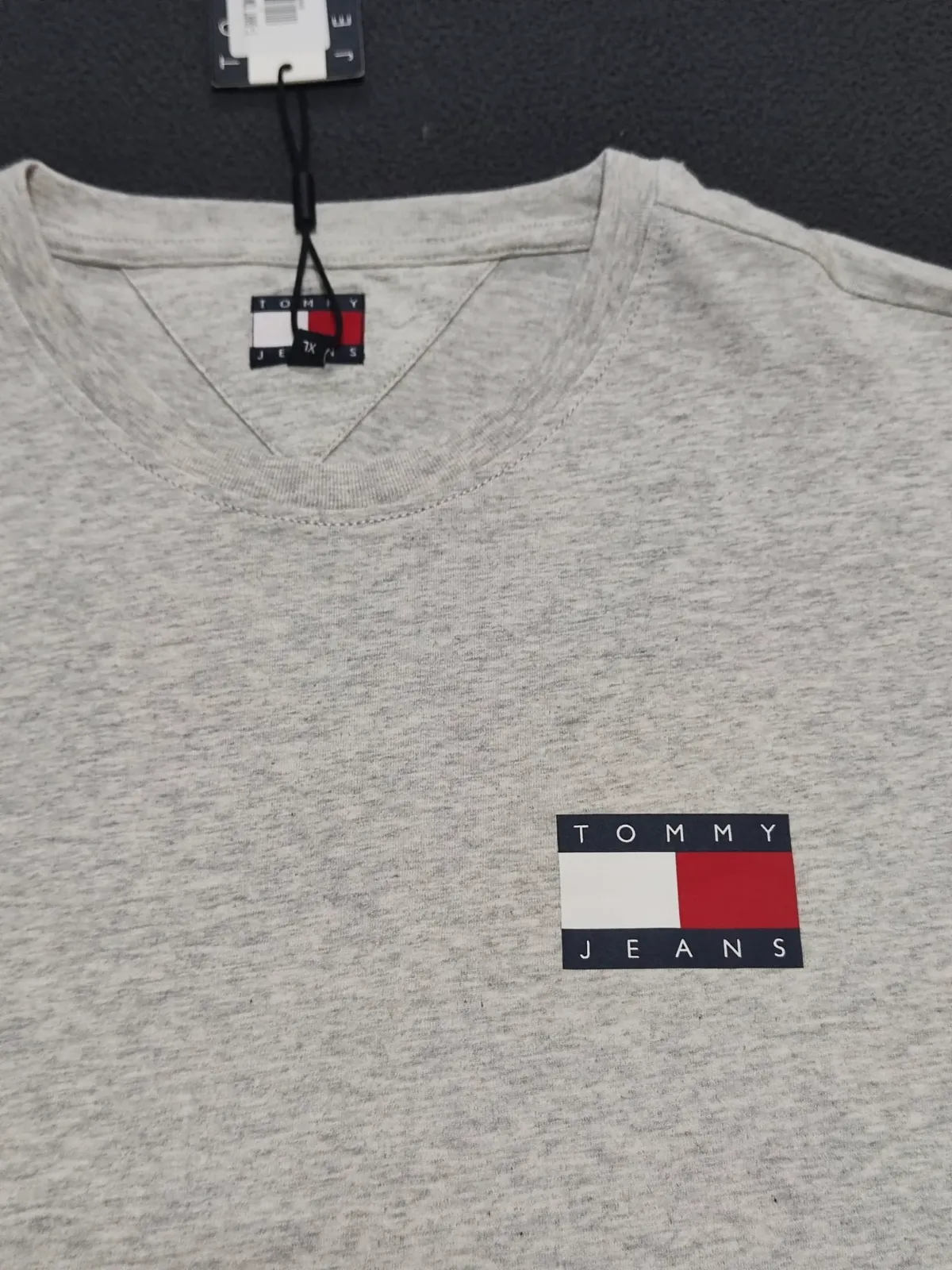 T-shirt Tommy Jeans gris clair à logo – Tommy Jeans – taille XL 2