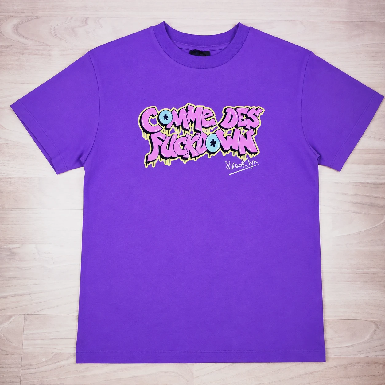 T-shirt Comme des Fuckdown violet imprimé graffiti