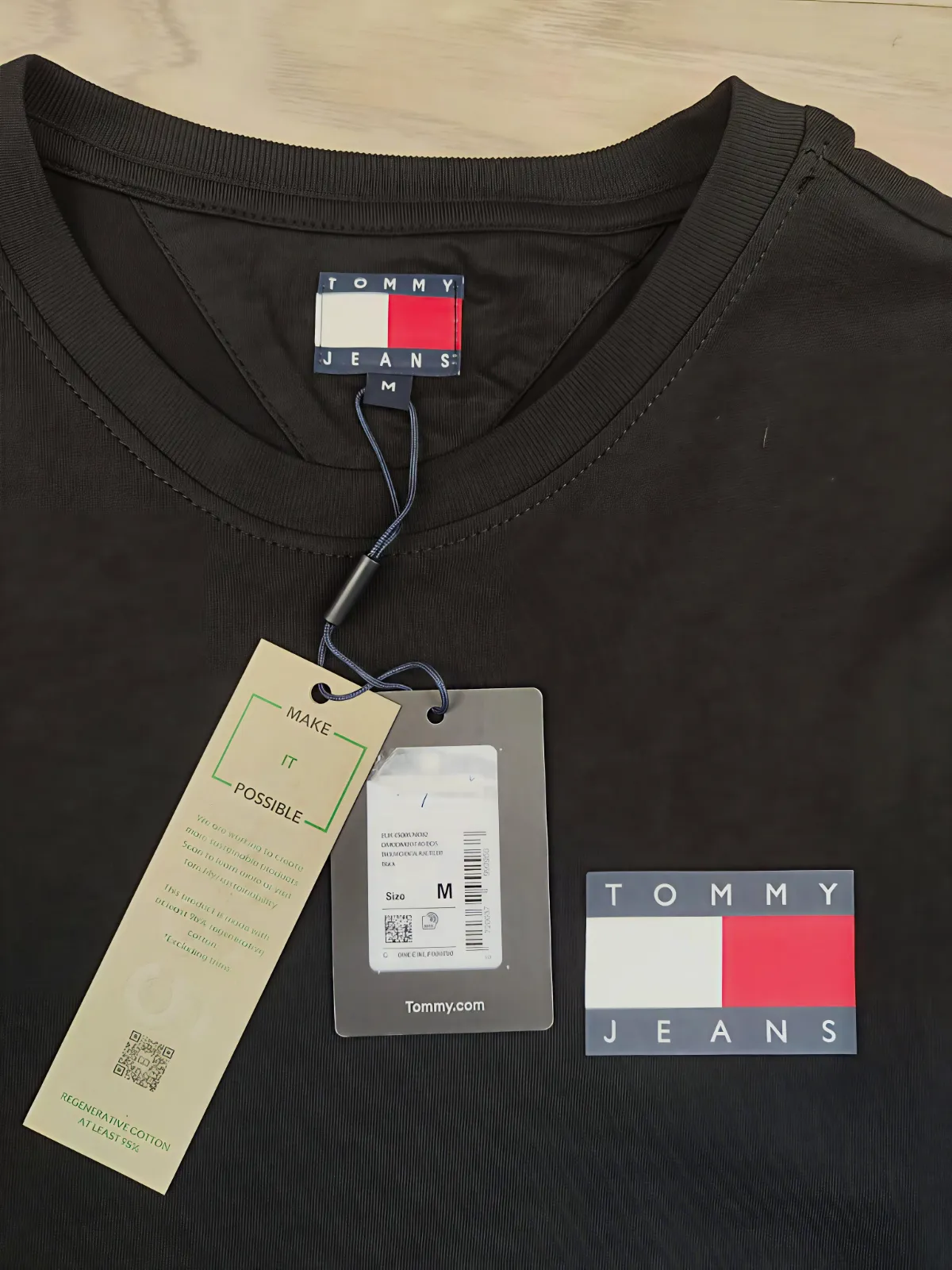 T-shirt noir Tommy Jeans avec étiquette – Tommy Jeans – taille M 2