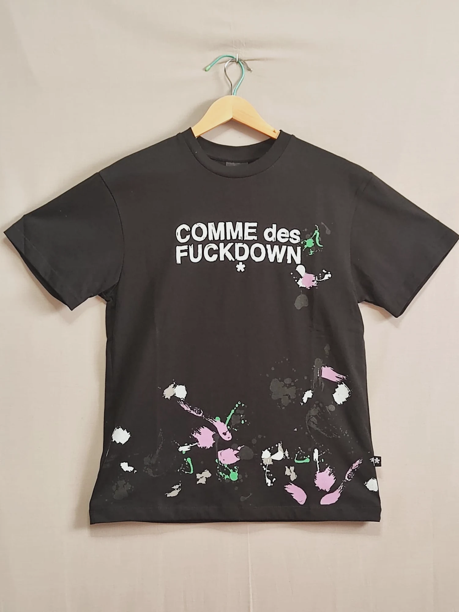 T-shirt noir Comme Des Fuckdown imprimé