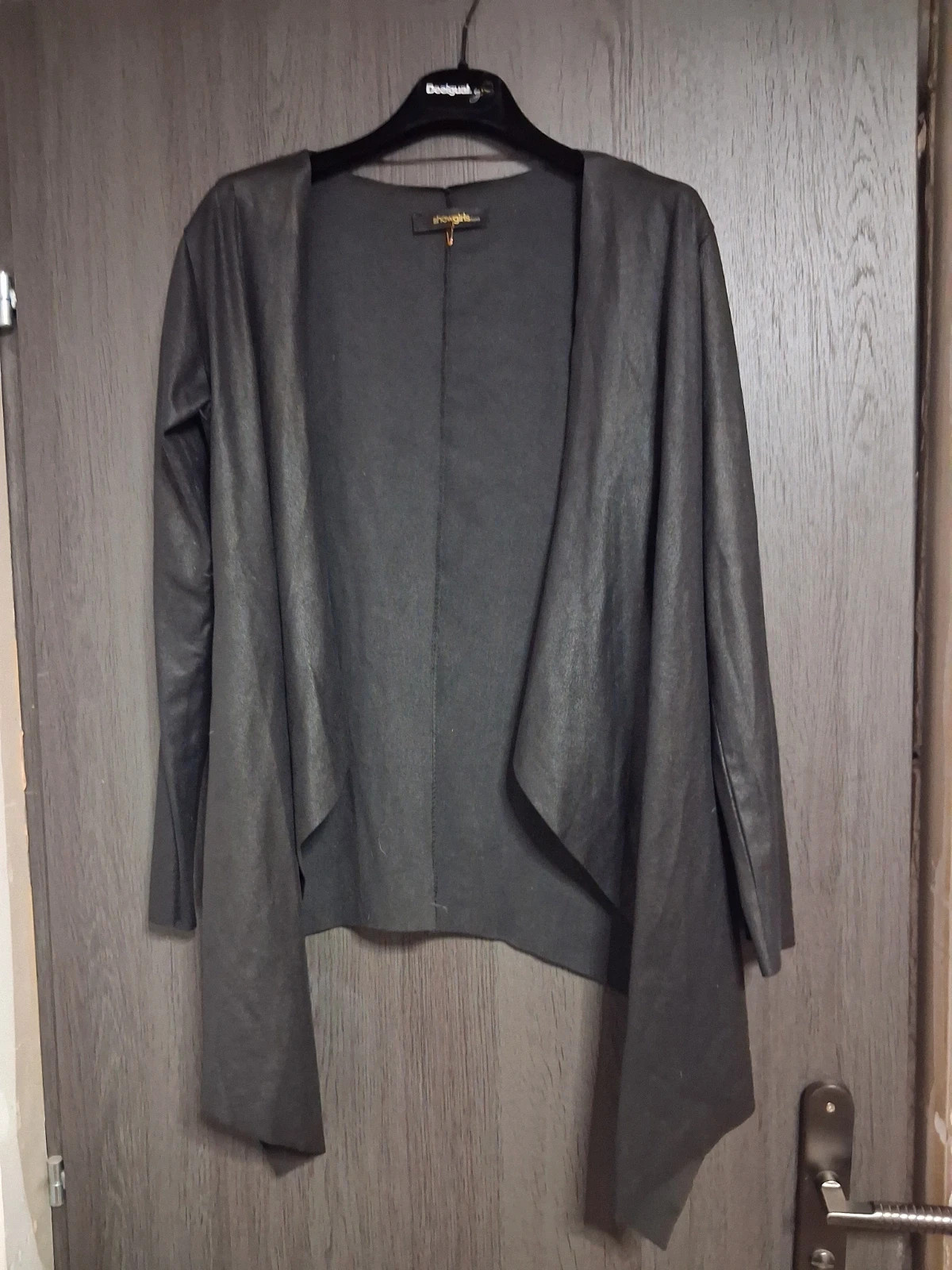 Gilet fluide asymétrique Show Girls Paris – Taille 2 M – Neuf Description :