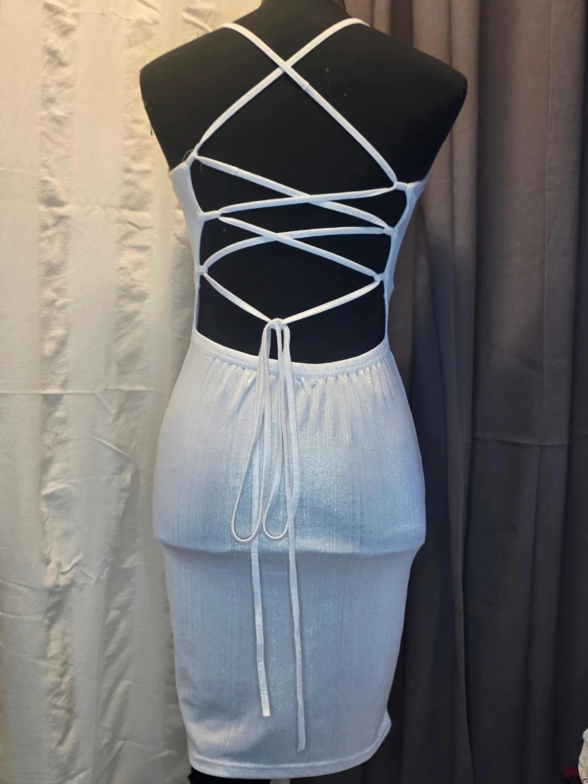 Robe blanche moulante à bretelles – dos croisé🌸 – Miss moda – taille S / 36 / 8 5