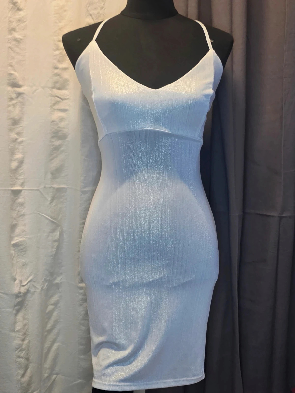 Robe blanche moulante à bretelles – dos croisé🌸 – Miss moda – taille S / 36 / 8 4