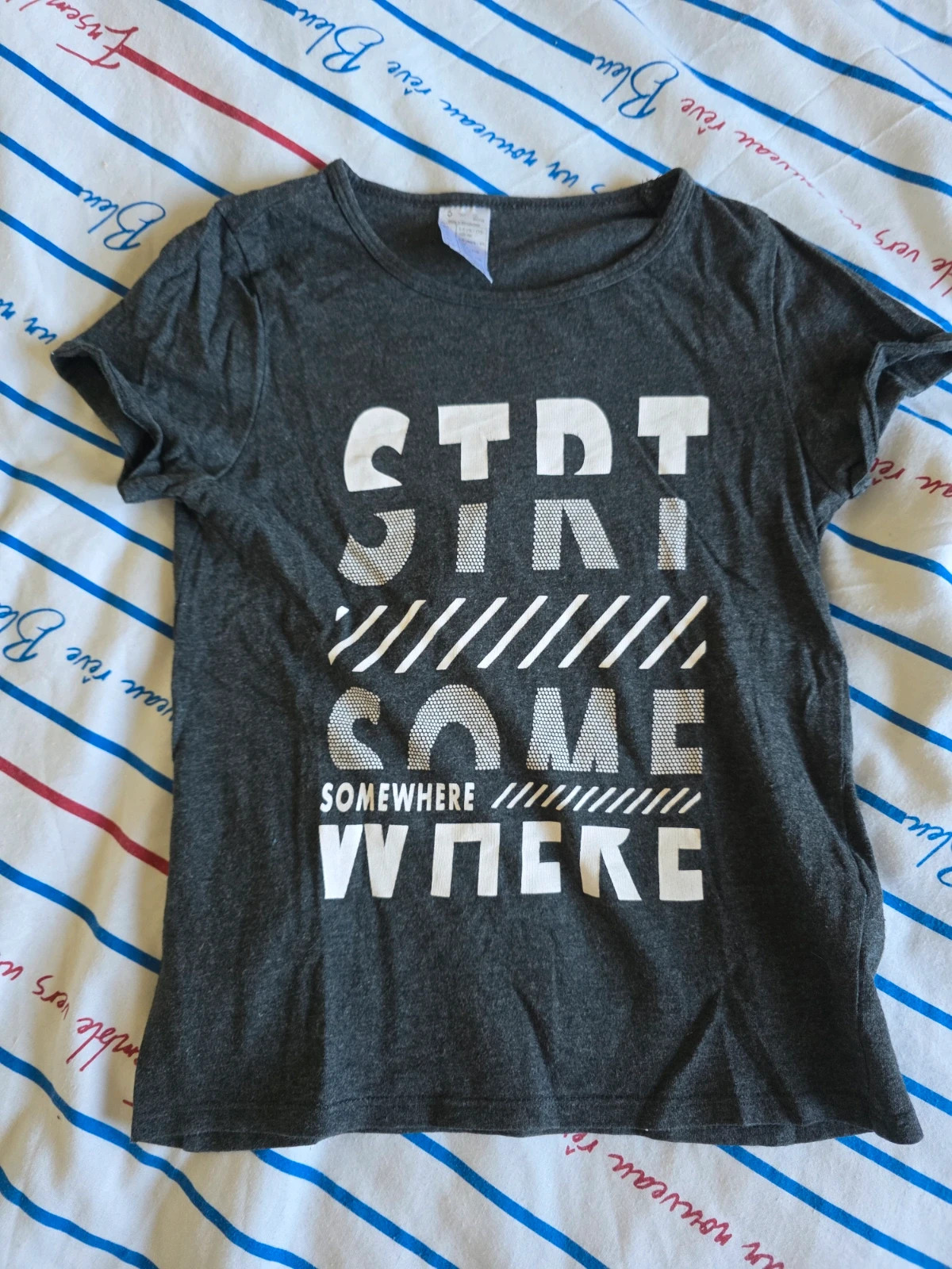 T-shirt gris foncé “Start Somewhere” – Decathlon – taille 5 ans / 110 cm 2