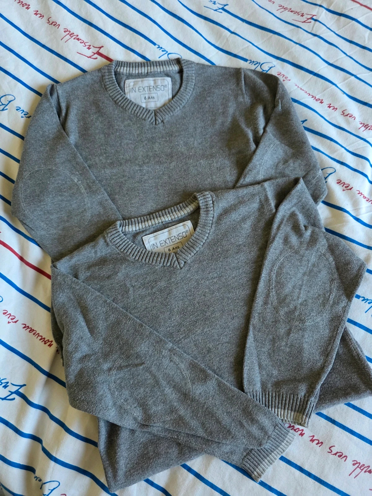2 Pull col V gris – In Extenso