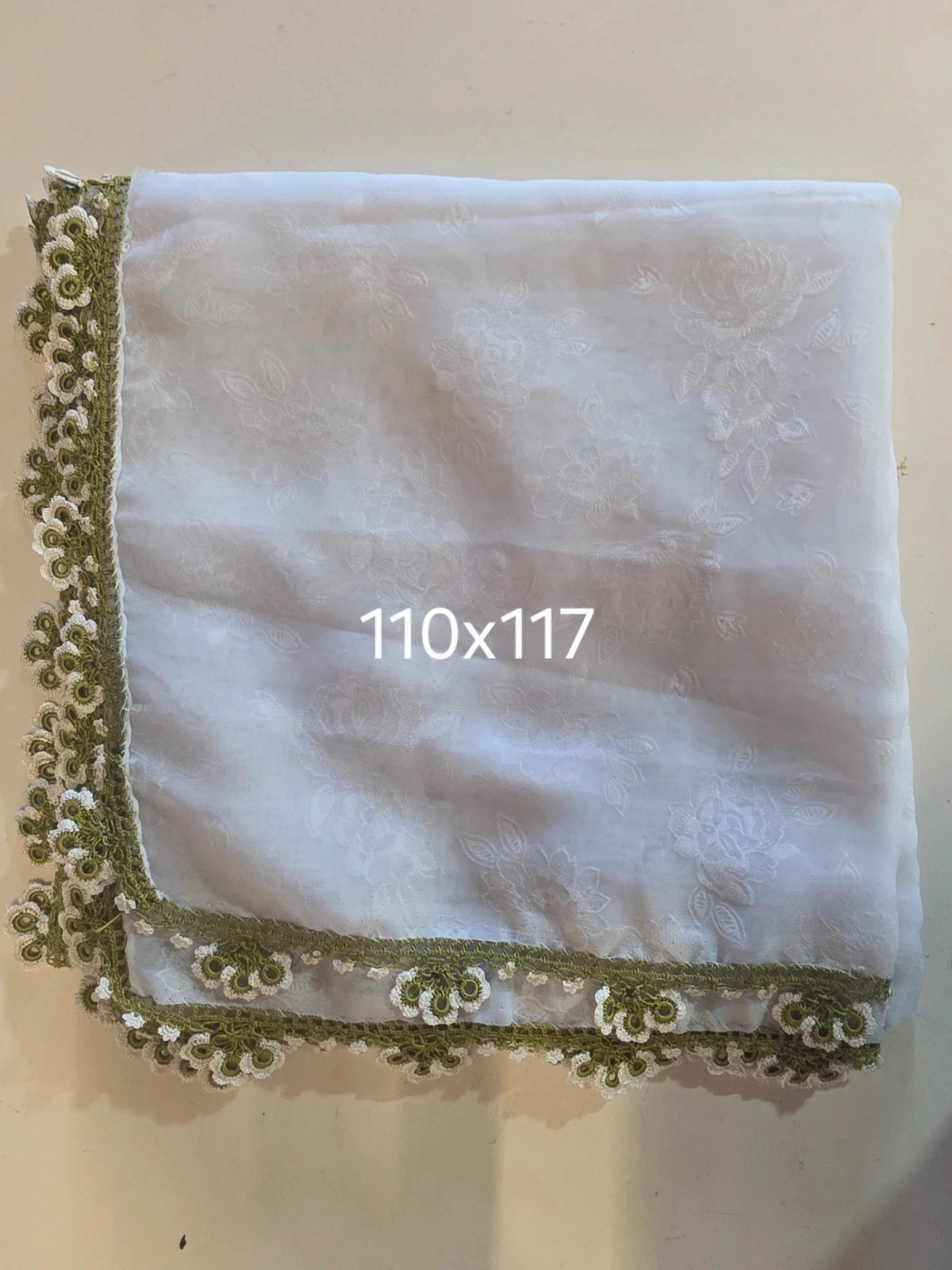 Grand foulard blanc à motifs fleuris avec bordure dentelle 3