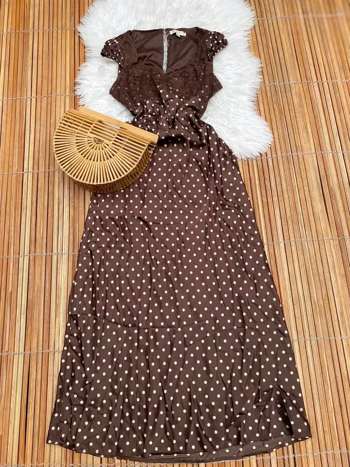 Robe marron à pois manches courtes