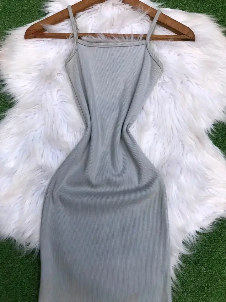 Robe longue grise avec étole fourrure blanche 2