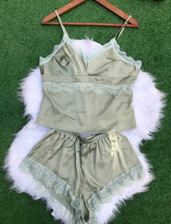 Ensemble lingerie satin beige et plumes blanches 3