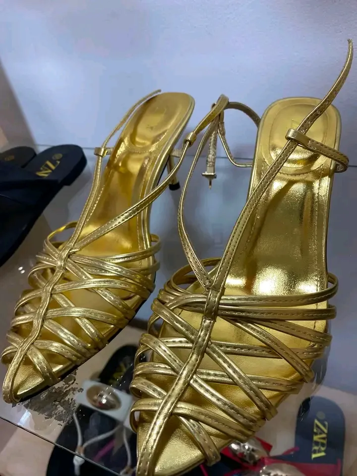 Sandales ZARA dorées à talons aiguilles