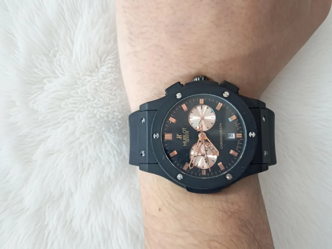 Montre chronographe noire et rose gold