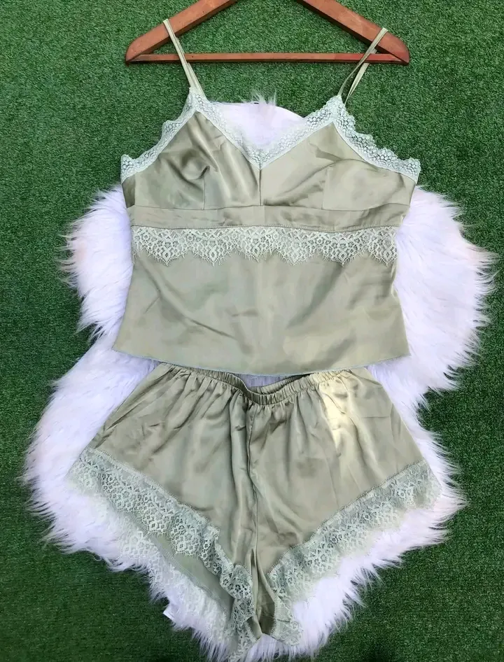 Ensemble lingerie satin beige et plumes blanches