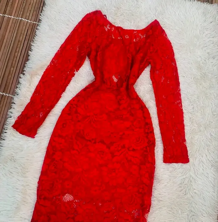Robe dentelle rouge manches longues 4