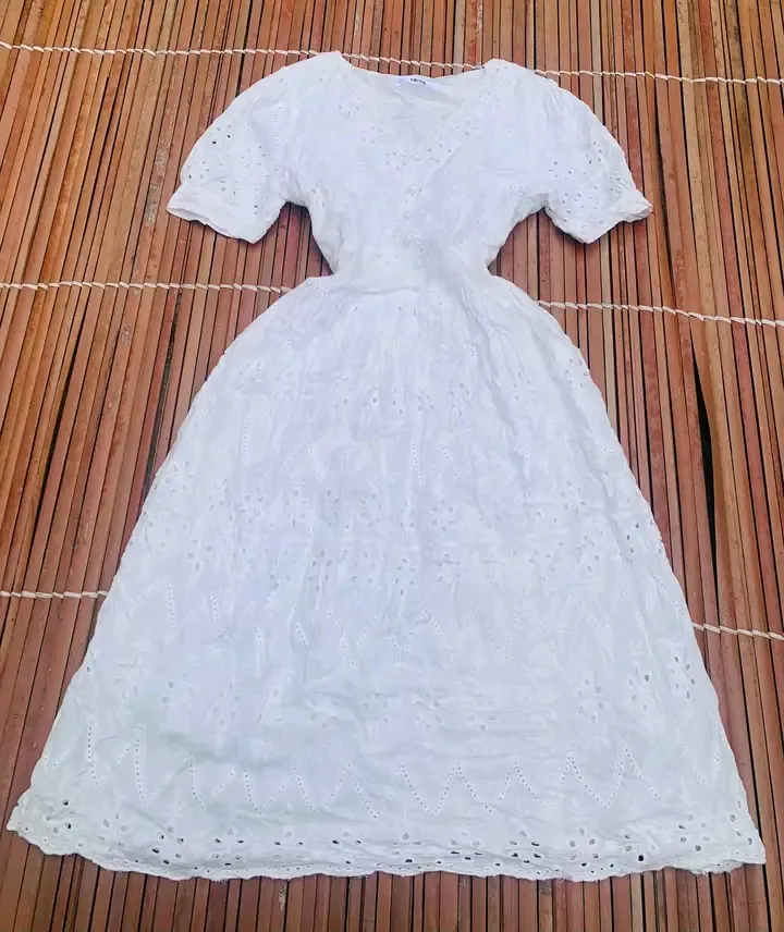 Robe blanche broderie anglaise manches courtes